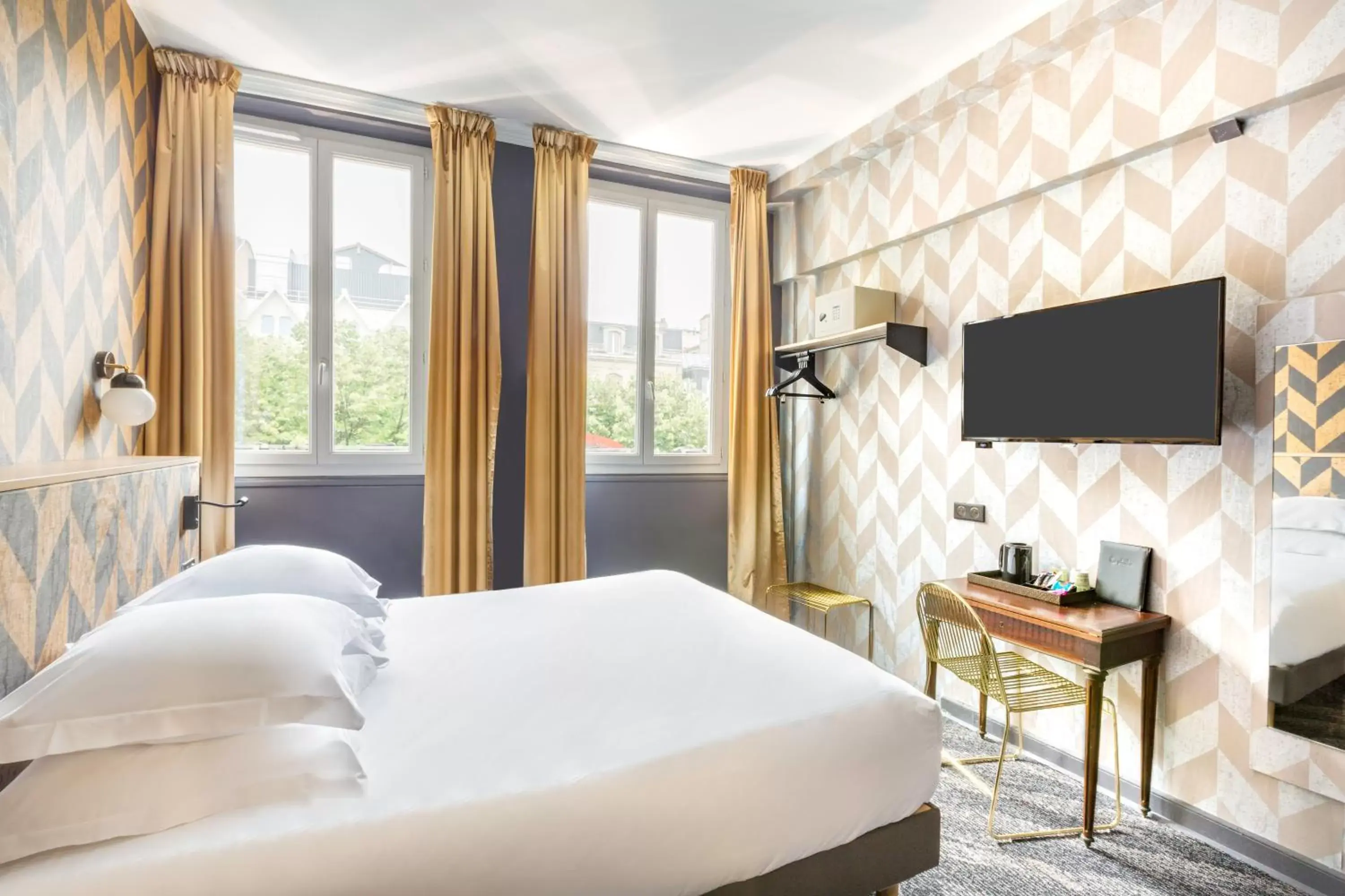 TV and multimedia, Bed in Best Western Hotel Centre Reims TV and multimedia, Bed in Best Western Hotel Centre Reims