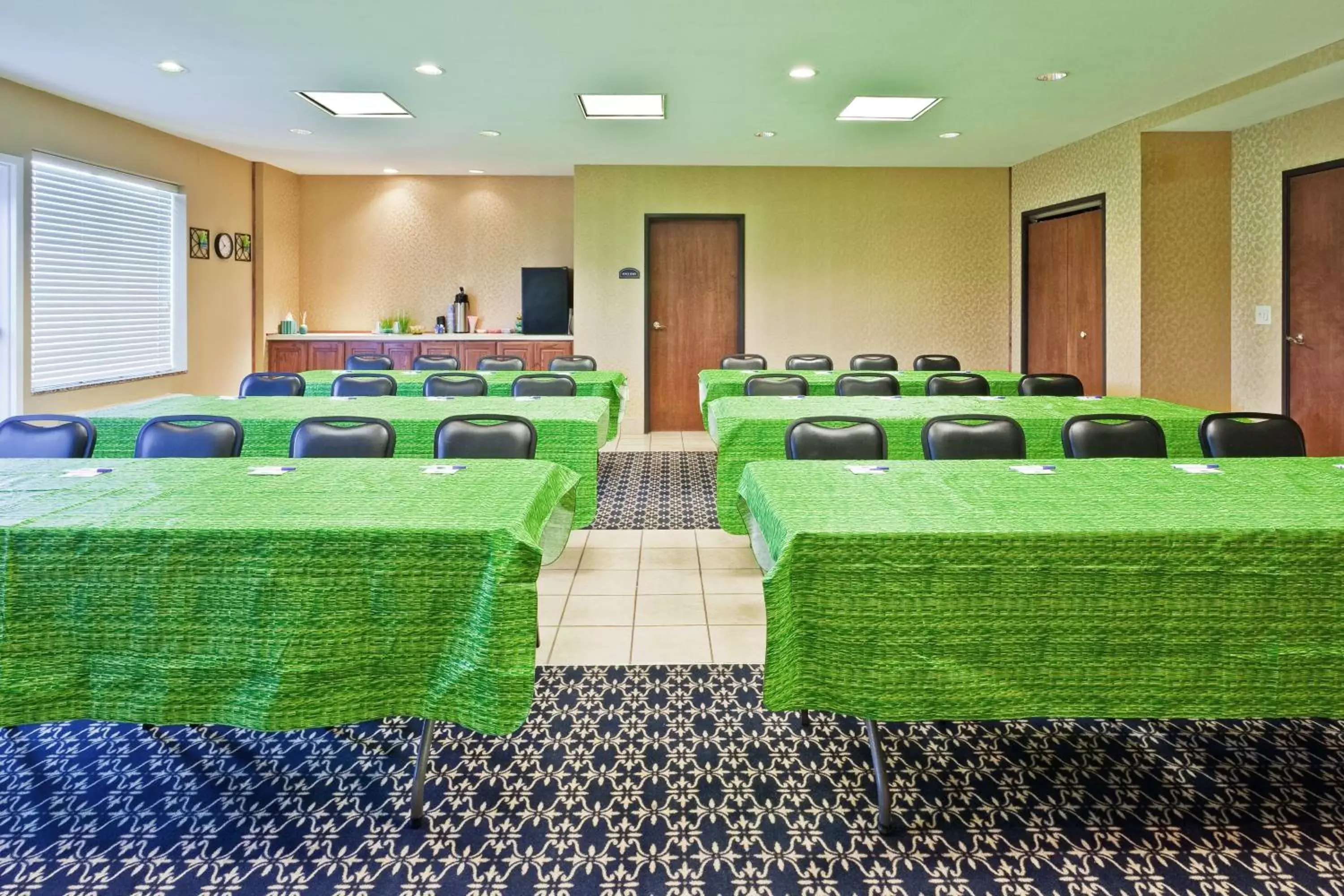 Meeting/conference room in Holiday Inn Express Hotel & Suites Paragould, an IHG Hotel