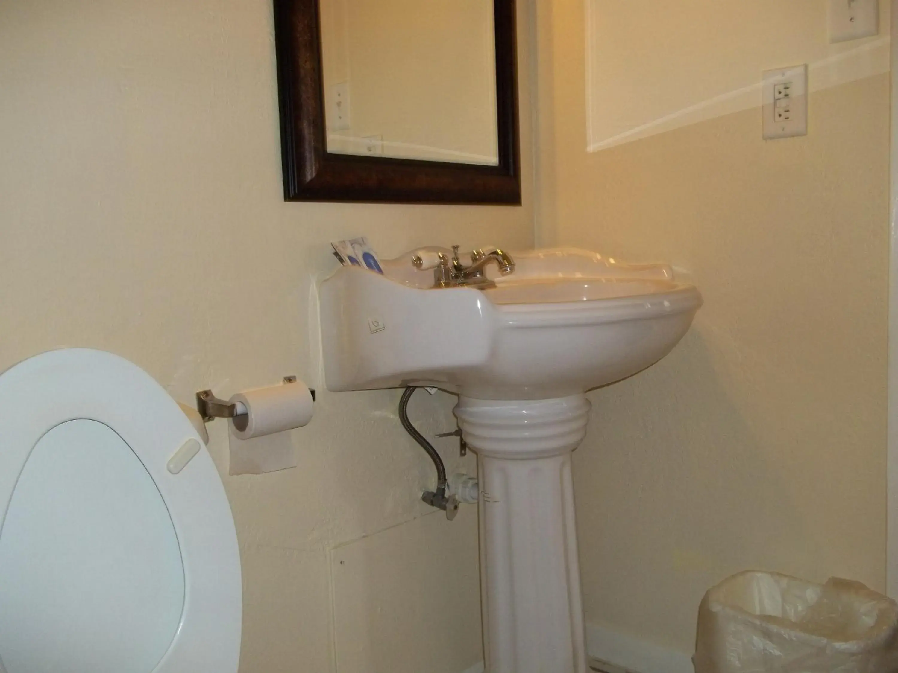 Bathroom in Scottish Inns Galveston