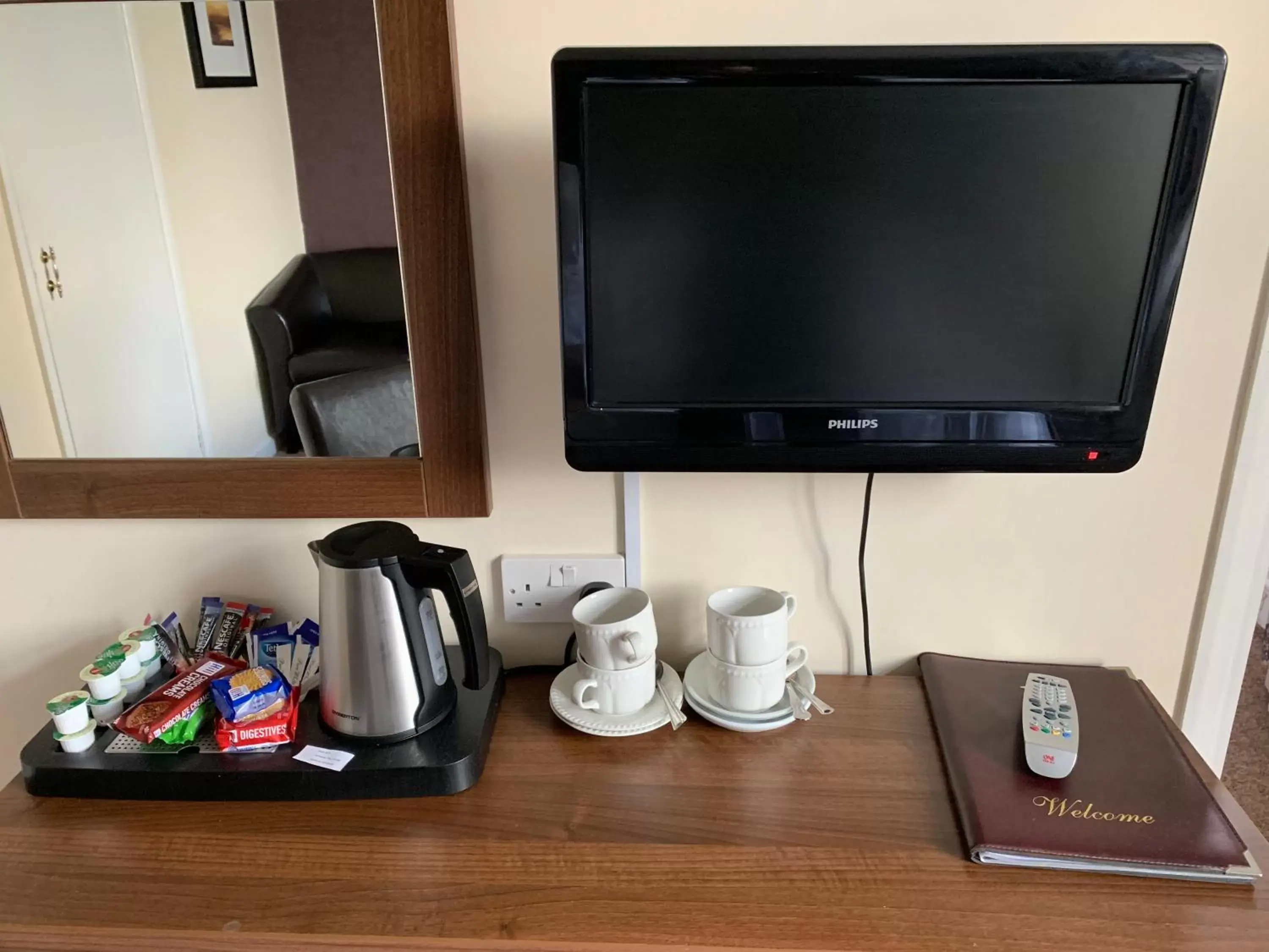 Coffee/tea facilities, TV/Entertainment Center in The Grange Hotel Brent Knoll