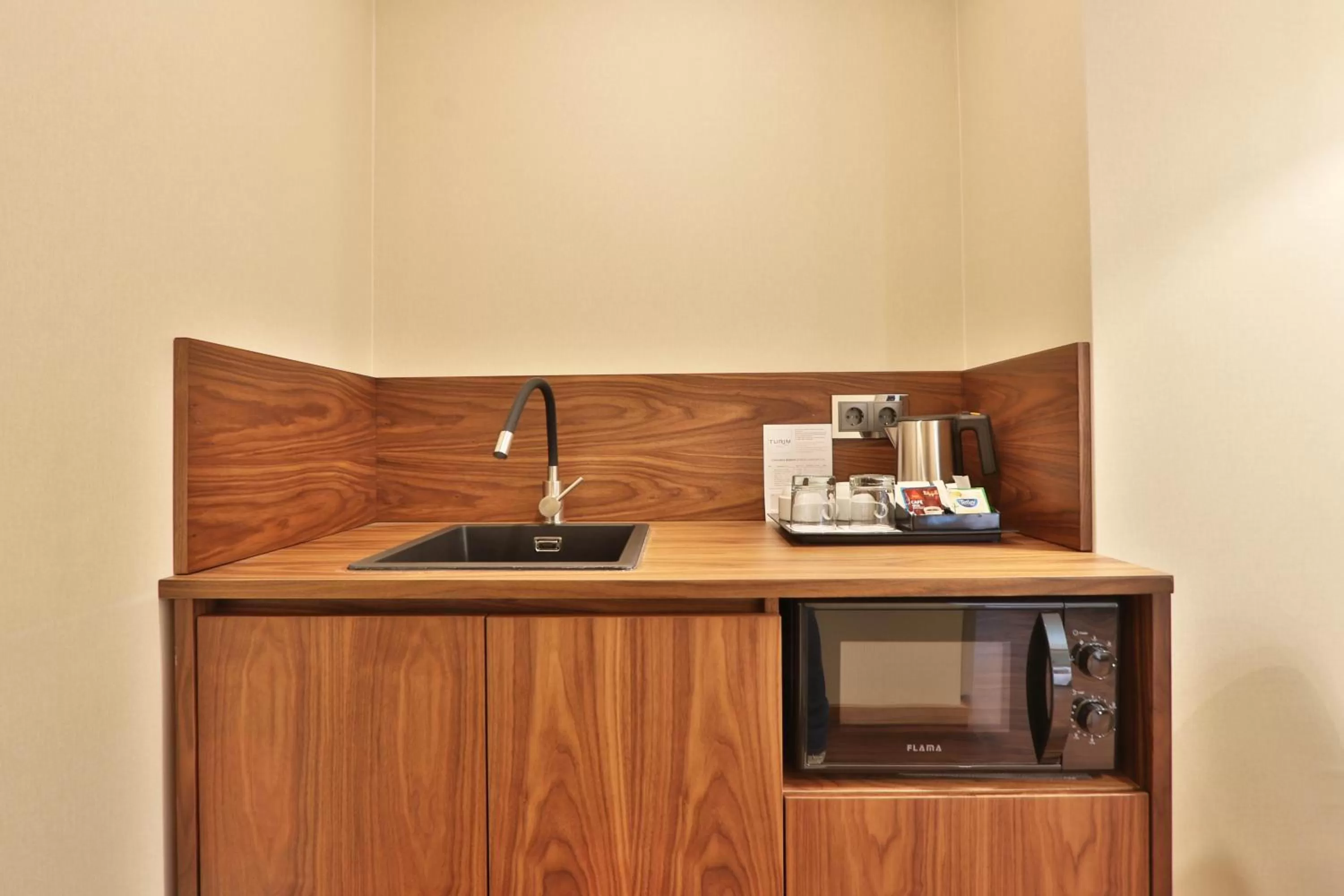 Kitchen or kitchenette in TURIM Ibéria Hotel