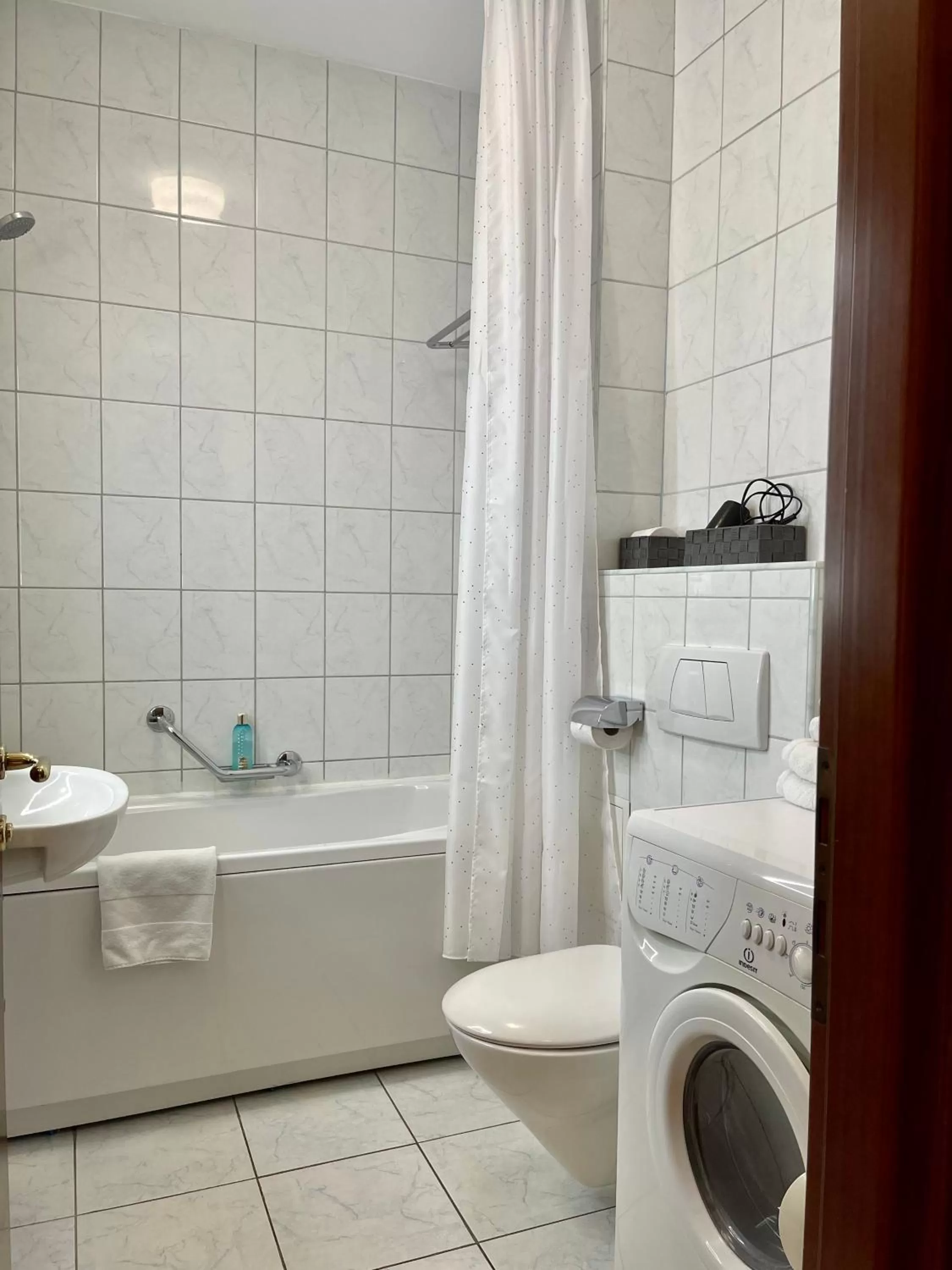 Shower in Arcada Apartments