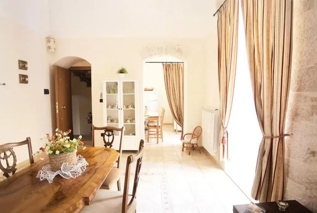 Bathroom, Dining Area in B&B Maria Chiara