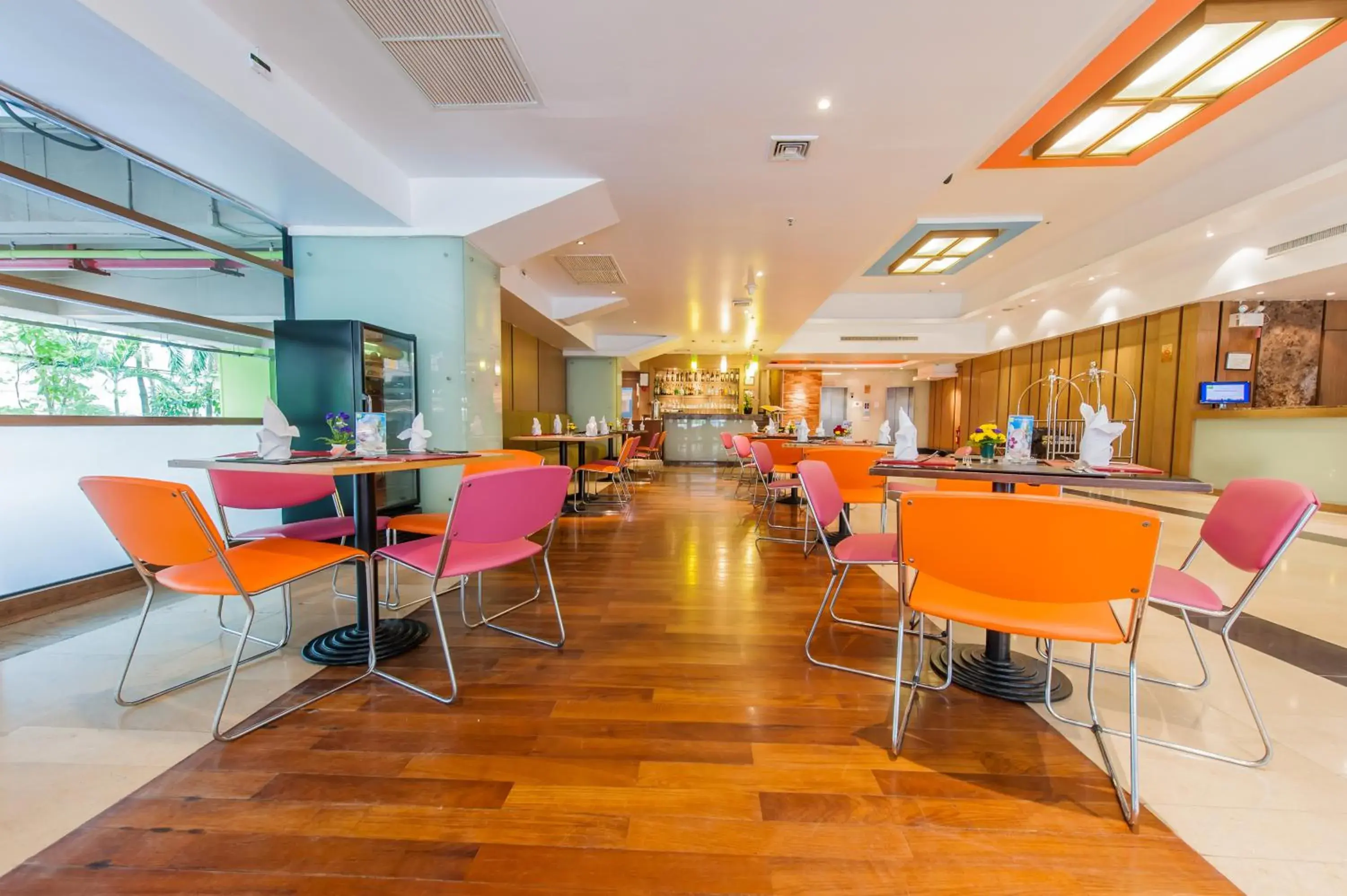 Restaurant/places to eat, Lounge/Bar in The Seasons Bangkok Huamark - SHA