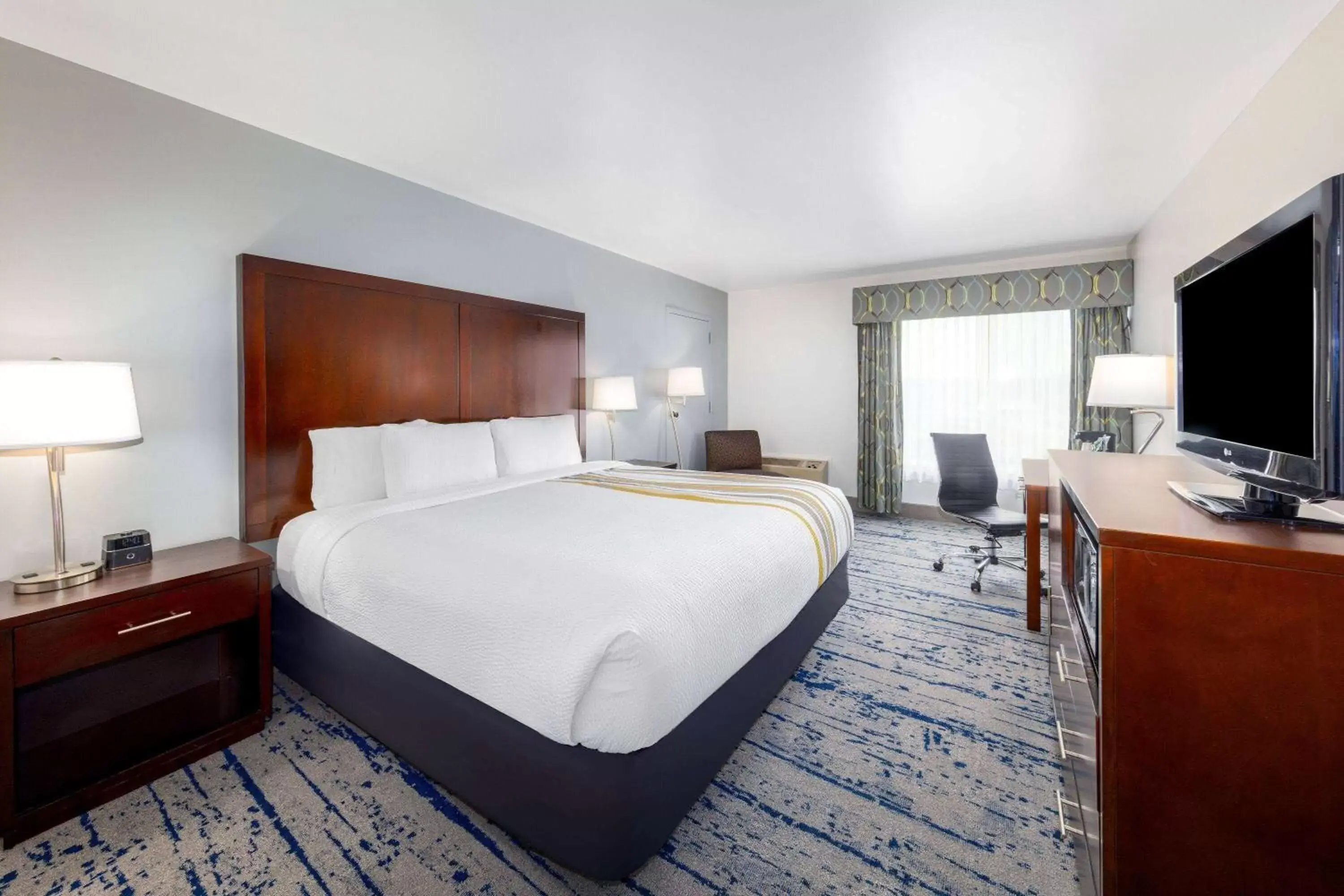 Photo of the whole room, Bed in La Quinta Inn by Wyndham Lynnwood