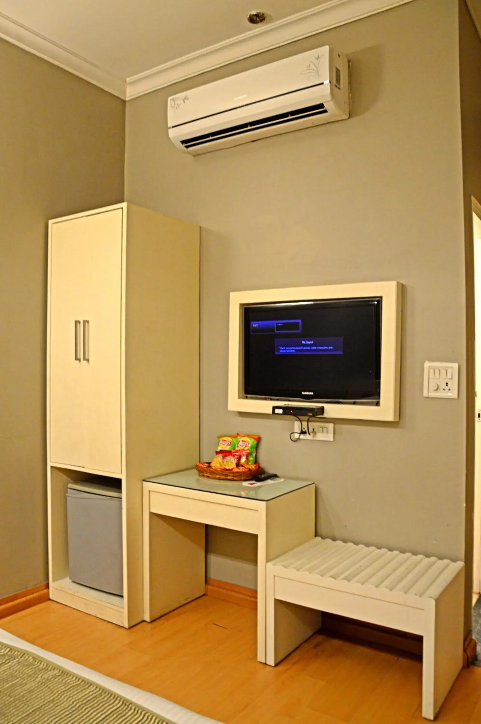 Bedroom, TV/Entertainment Center in Hotel Ajanta