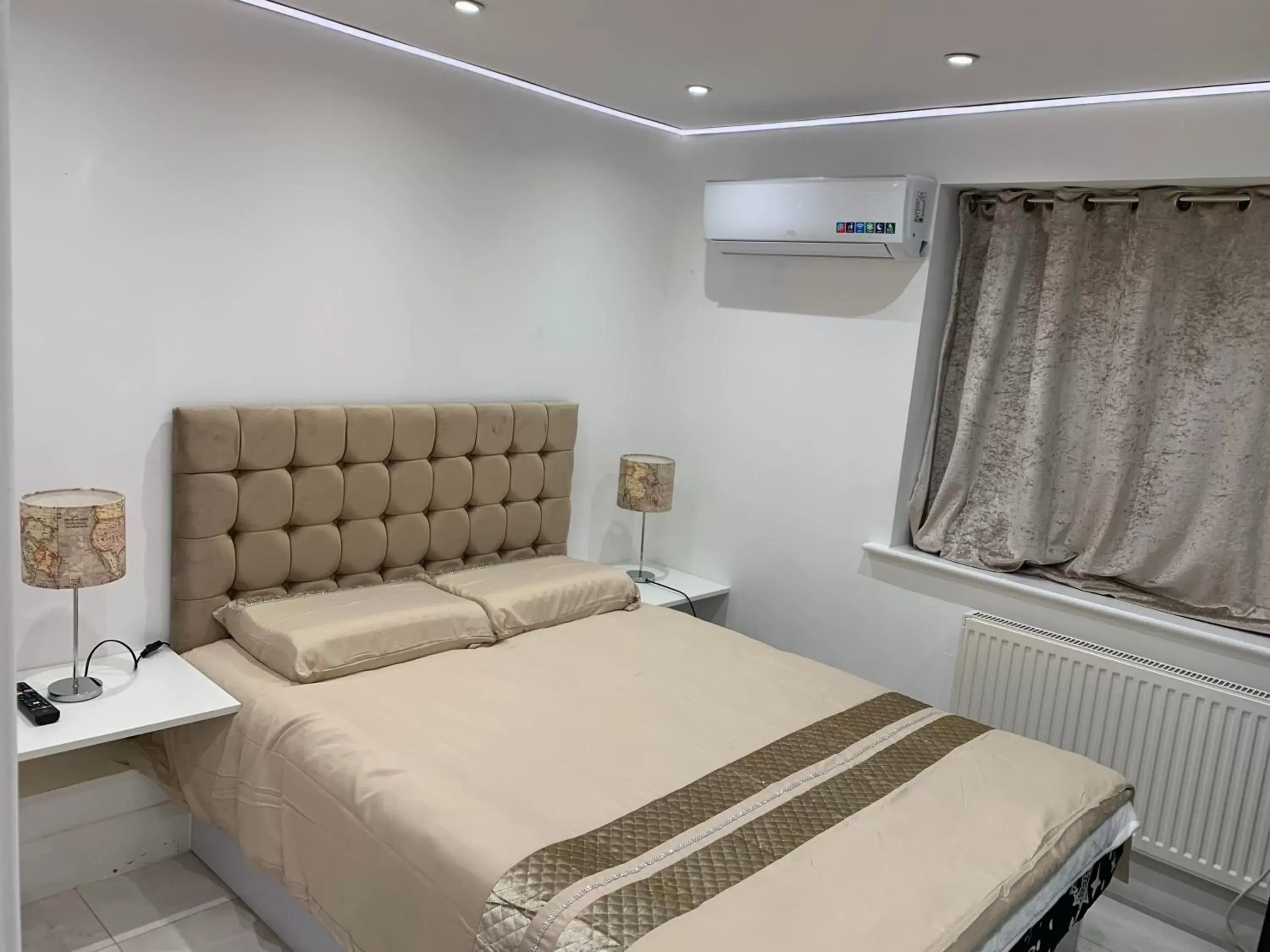 Double Room with Private Bathroom in Double Bedroom w Ensuite Bathroom Near Grand Union Canal for Family and Friends Double Room with Private Bathroom in Double Bedroom w Ensuite Bathroom Near Grand Union Canal for Family and Friends