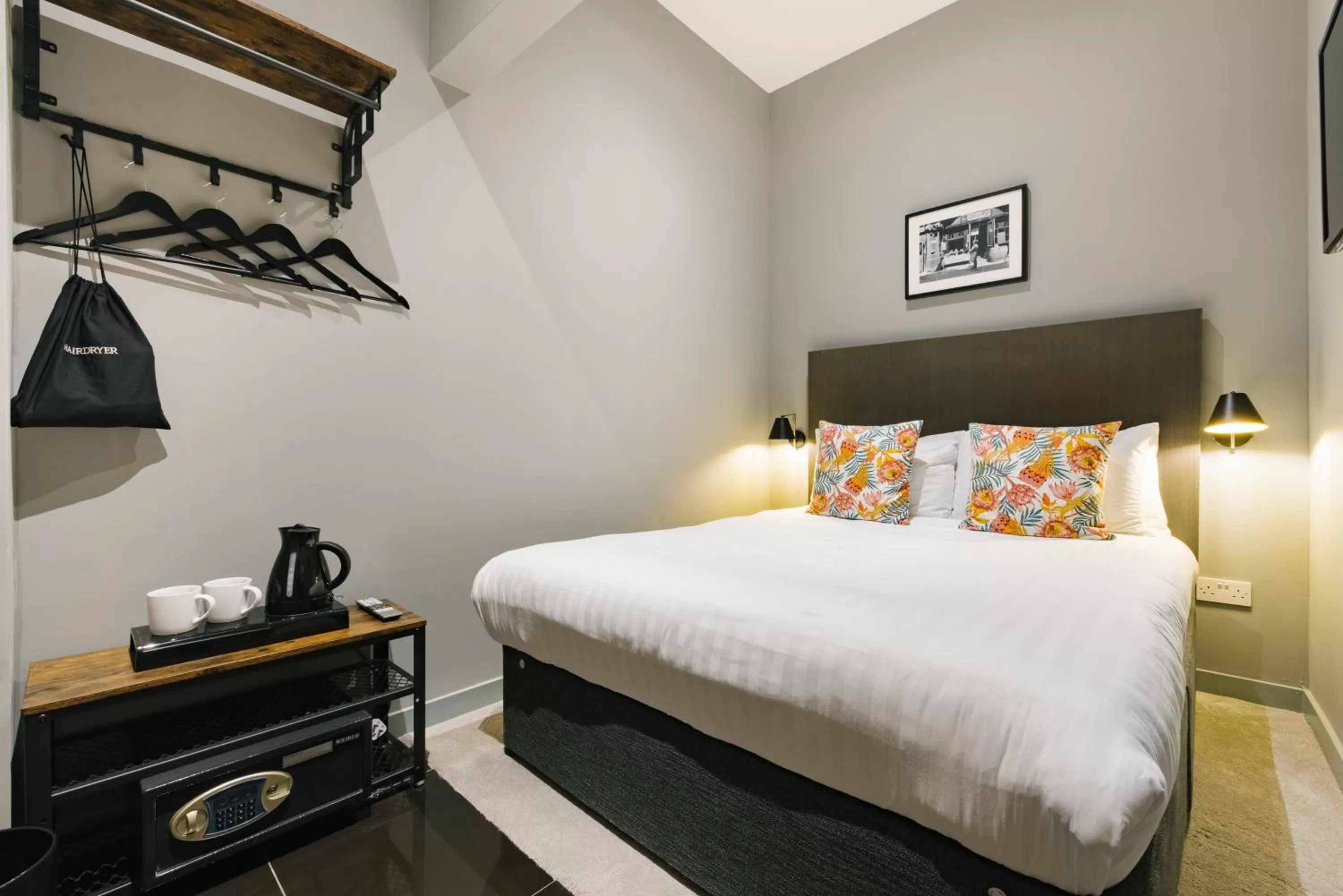 Photo of the whole room in TowerBridge64