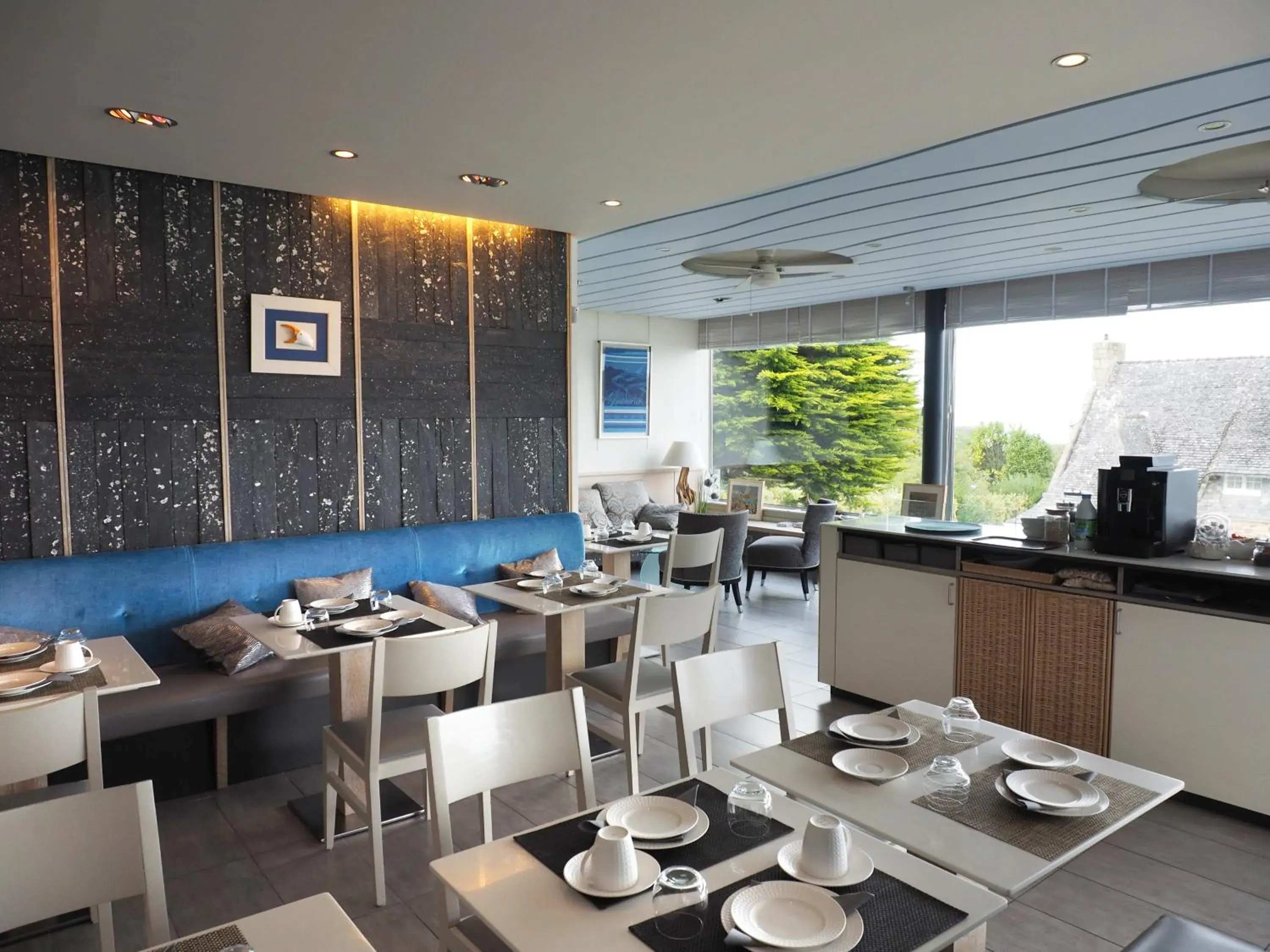 Lounge or bar, Restaurant/Places to Eat in Logis Hôtel de Carantec