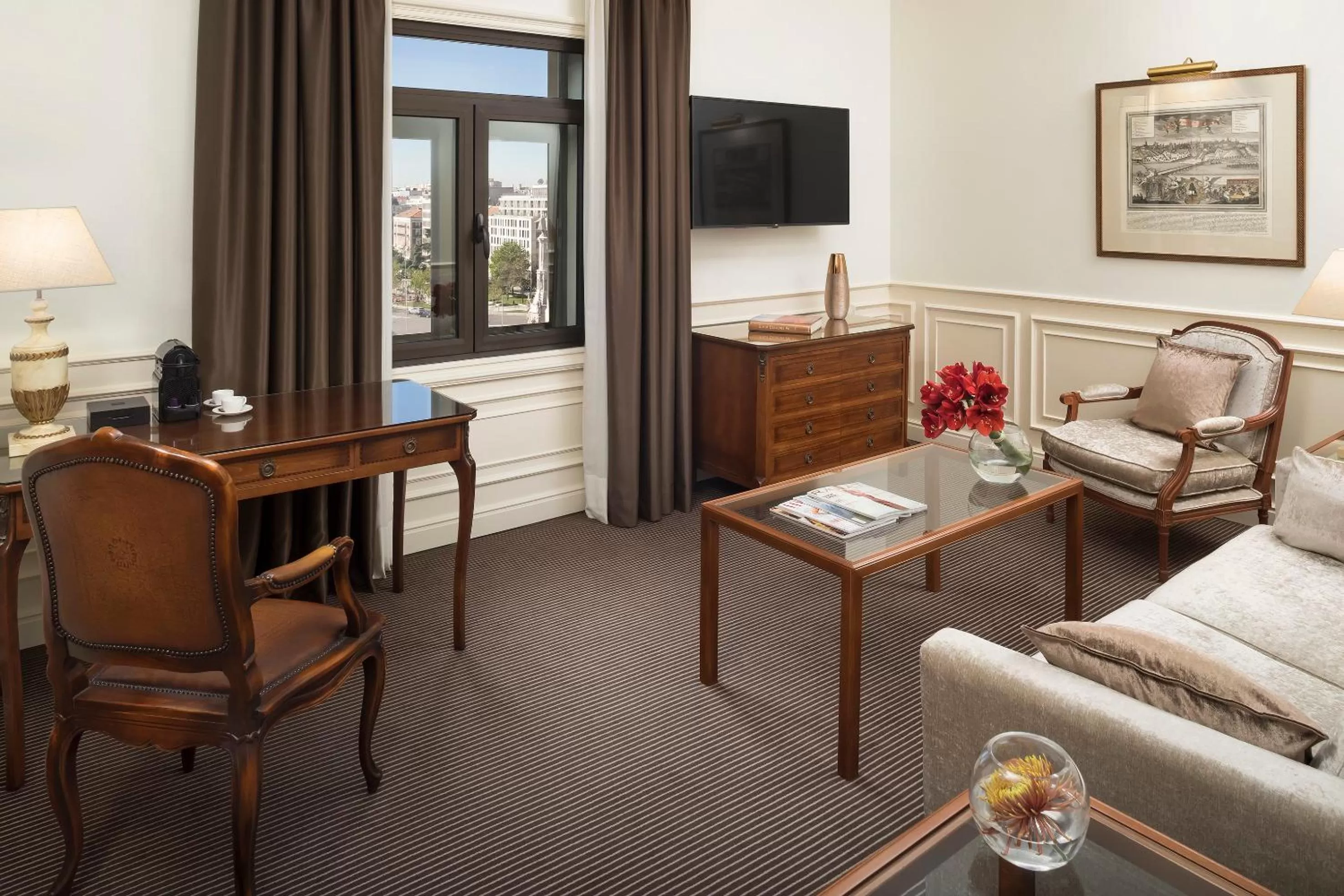 Living room, Bed in Hotel Fenix Gran Meliá - The Leading Hotels of the World