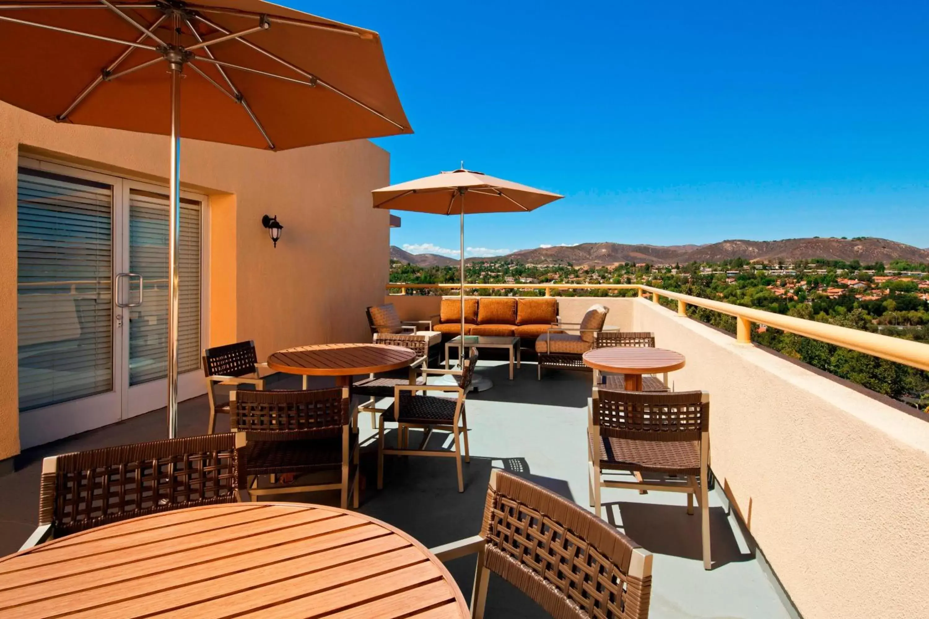 Lounge or bar, Balcony/Terrace in Sheraton Agoura Hills Hotel