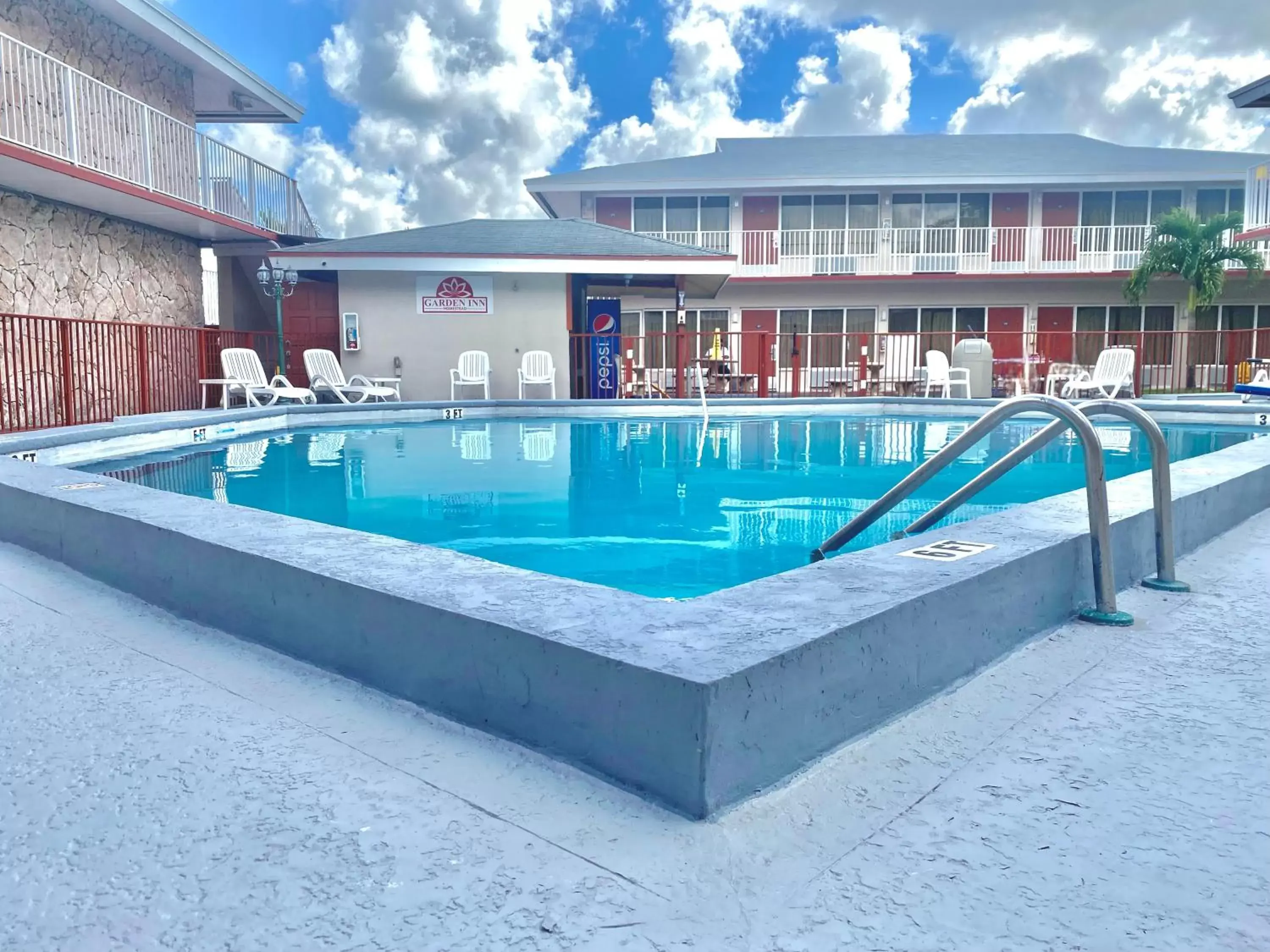 Swimming Pool in Garden Inn of Homestead Swimming Pool in Garden Inn of Homestead