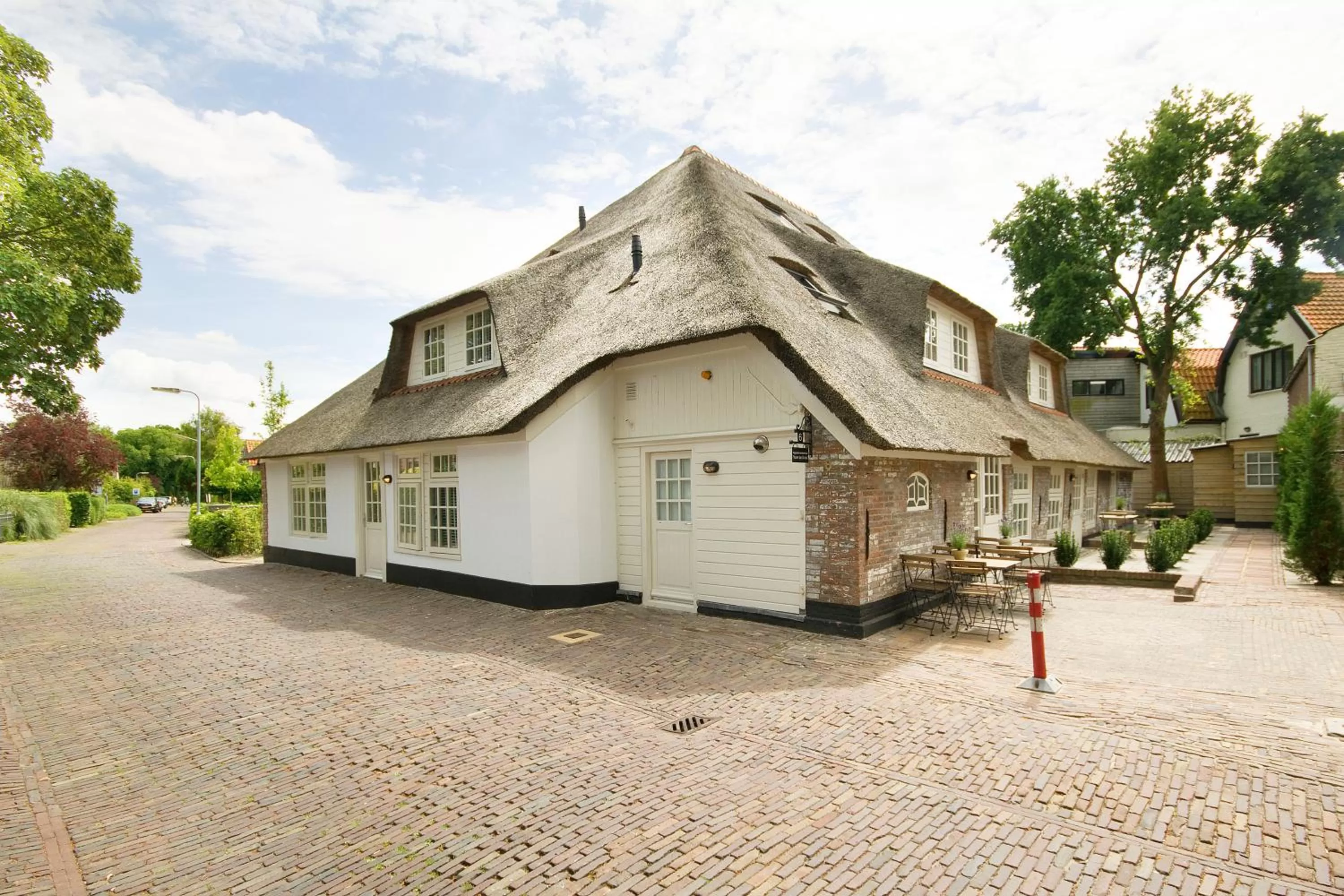 Facade/entrance in "Karel de Grote" Bergen