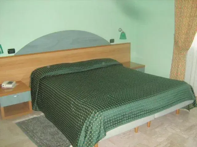 Photo of the whole room, Bed in Motel Forum