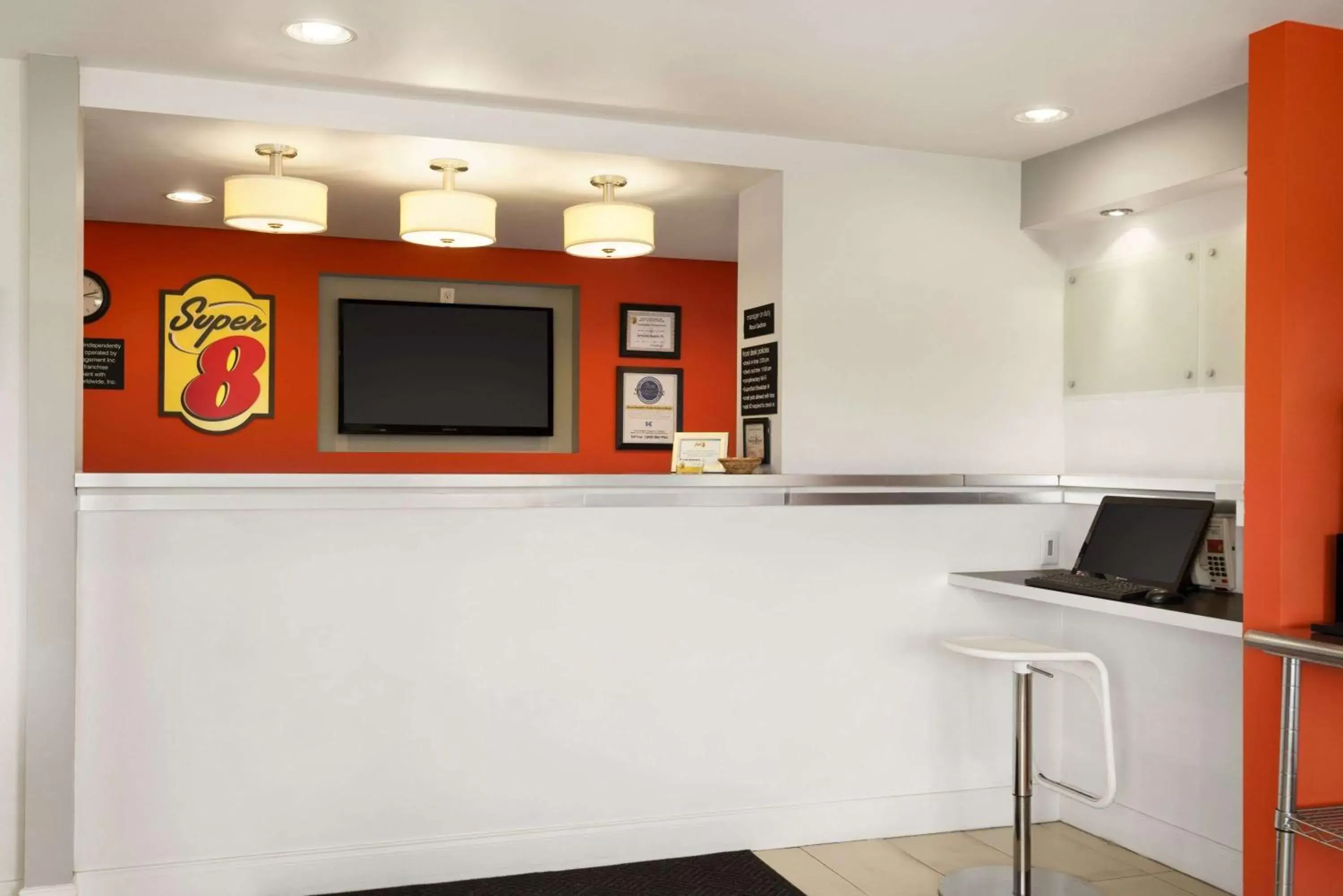 Lobby or reception, Kitchen/Kitchenette in Super 8 by Wyndham Ormond Beach