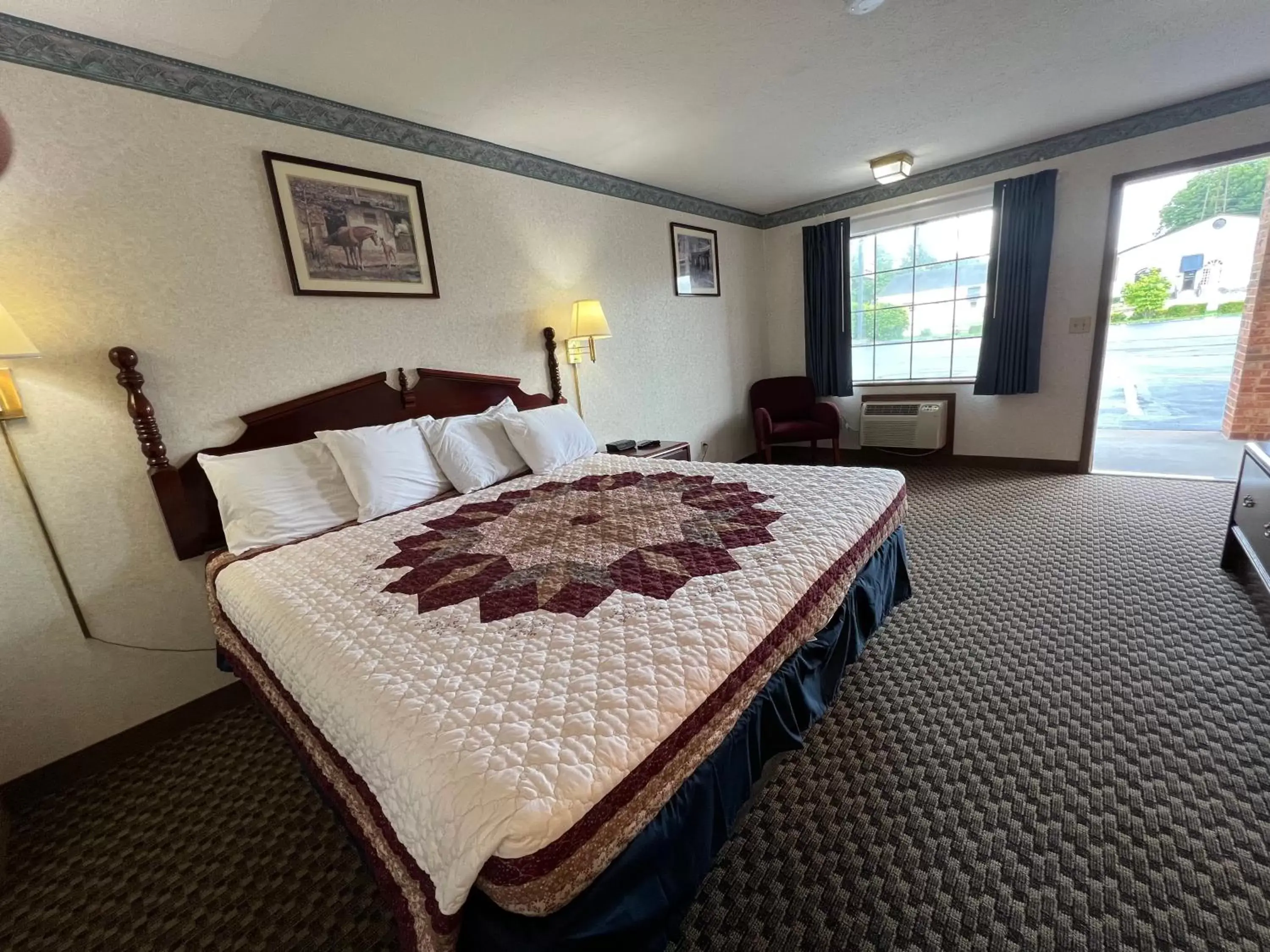 Property building, Bed in Americas Inn Bardstown