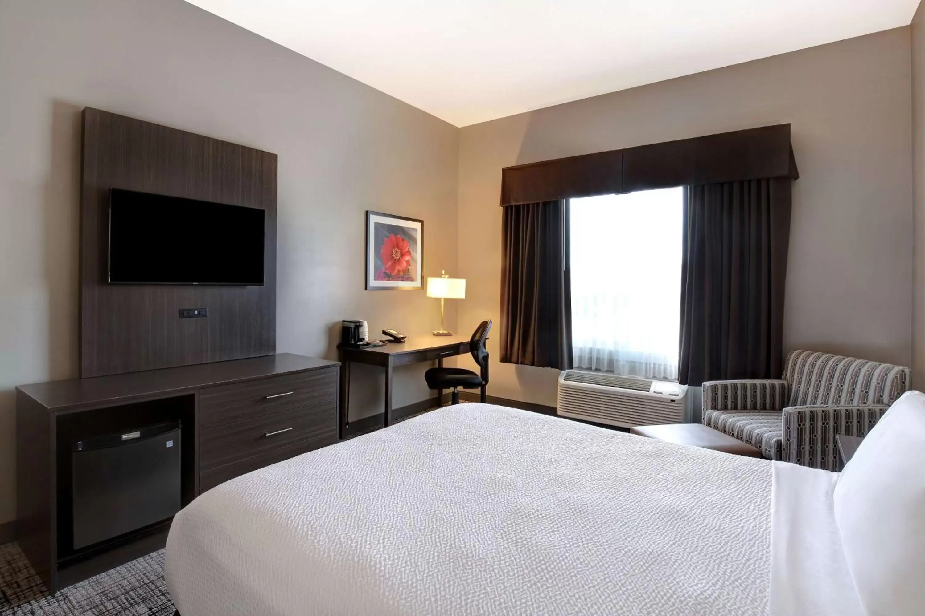 Photo of the whole room, Bed in Days Inn & Suites by Wyndham Warman Legends Centre