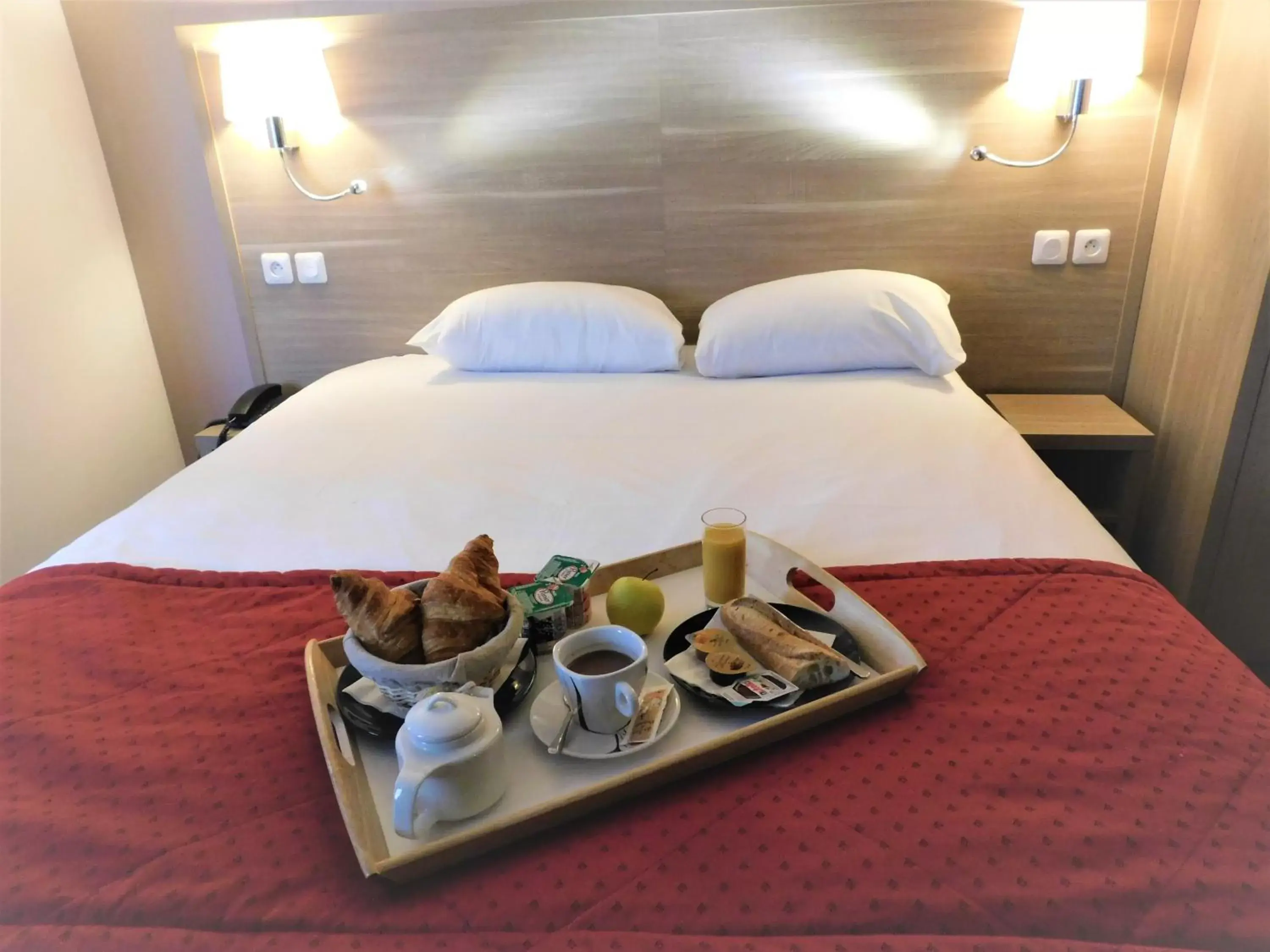 Food and drinks, Bed in The Originals City, Hôtel Ambacia, Tours Sud