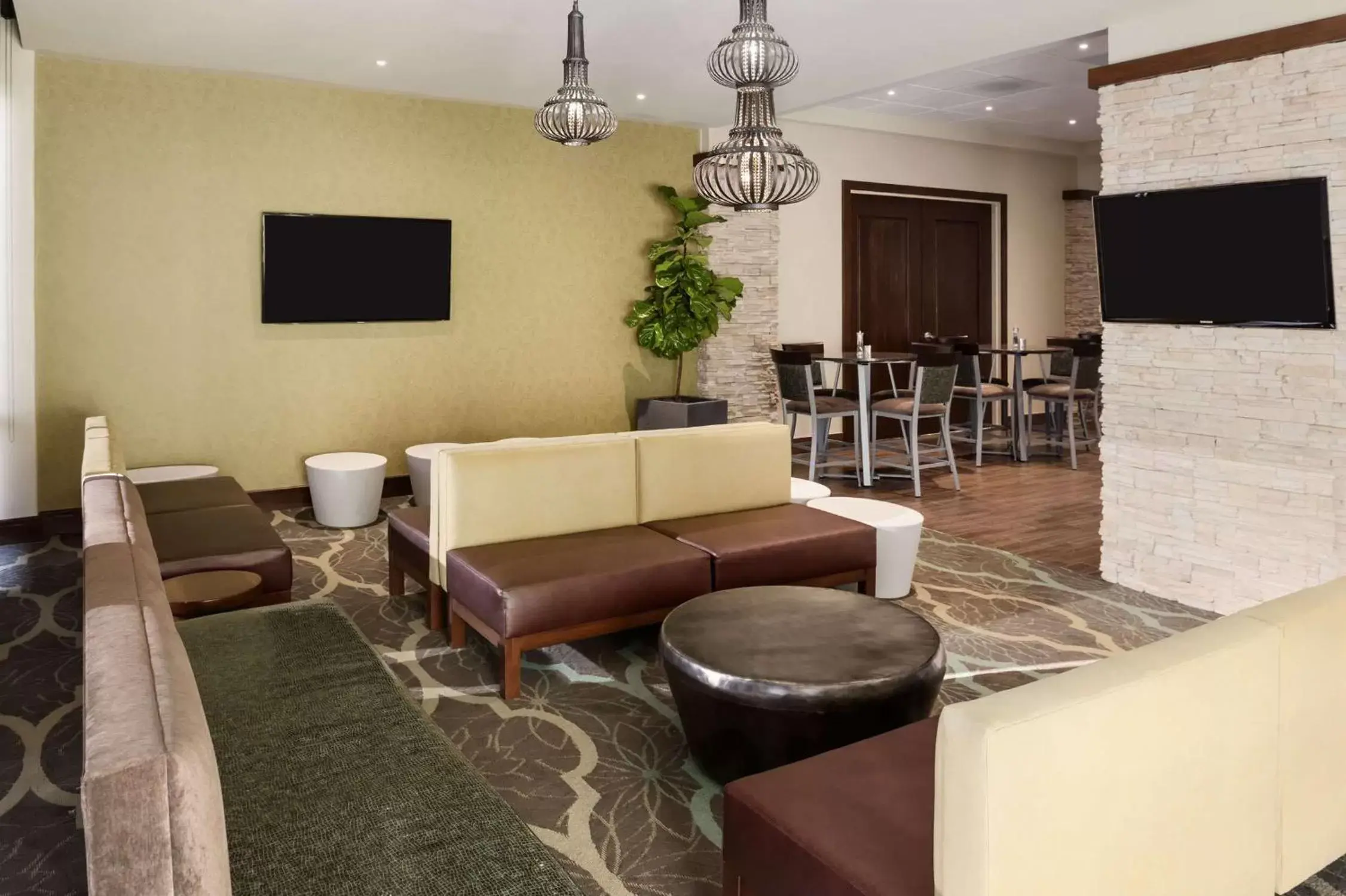 Restaurant/places to eat, Seating Area in Embassy Suites by Hilton Dallas Market Center