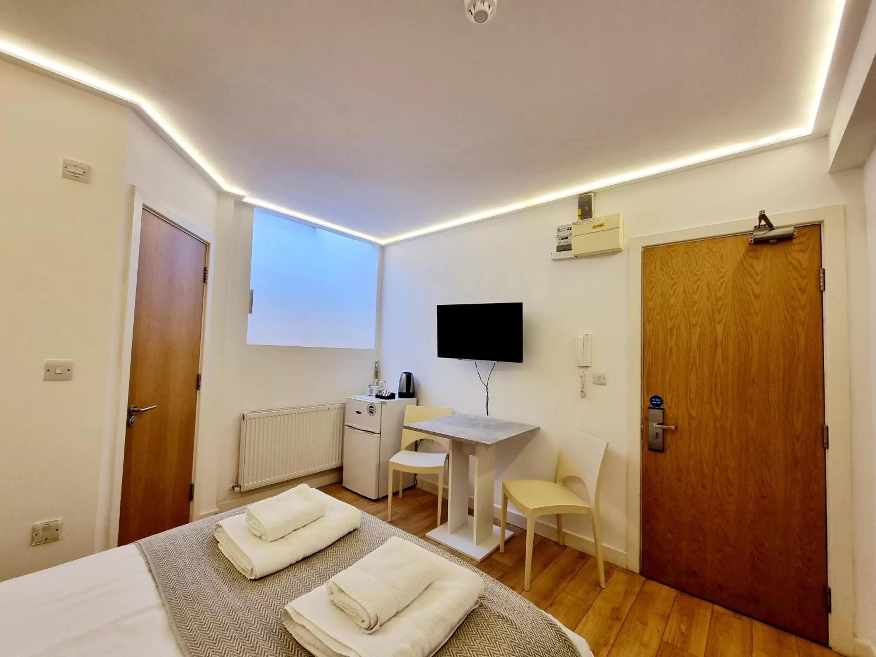 Bed, TV/Entertainment Center in London Stay Apartments