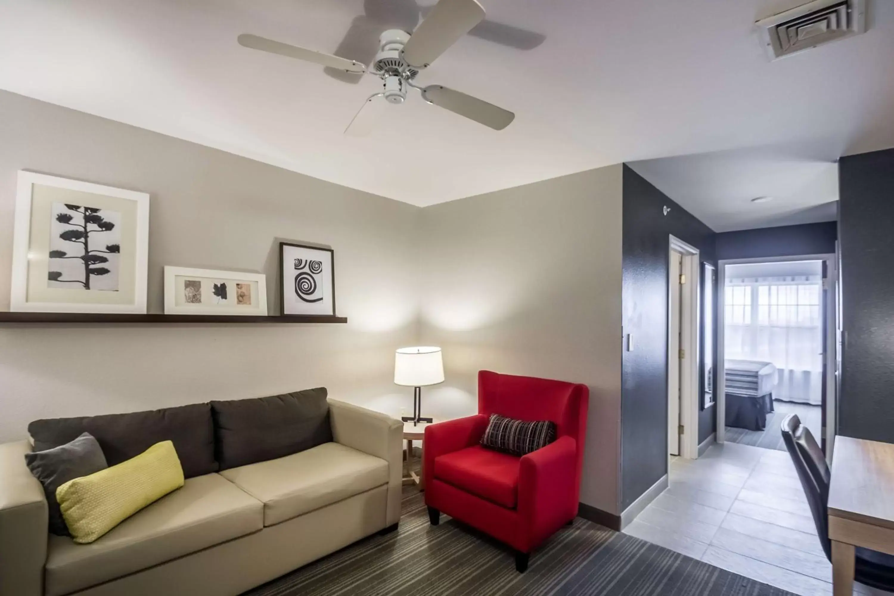 Photo of the whole room, Seating Area in Country Inn & Suites by Radisson, Fond du Lac, WI