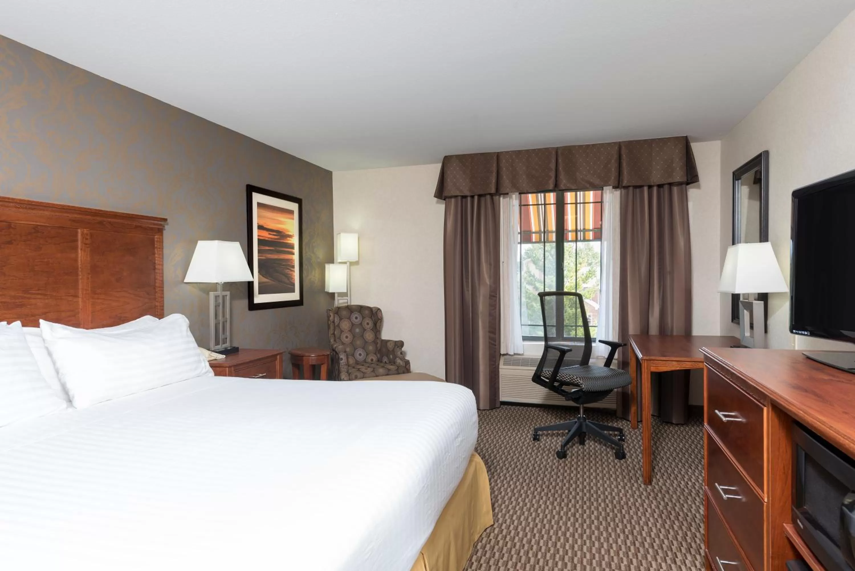 Photo of the whole room, Bed in Holiday Inn Express Holland by IHG