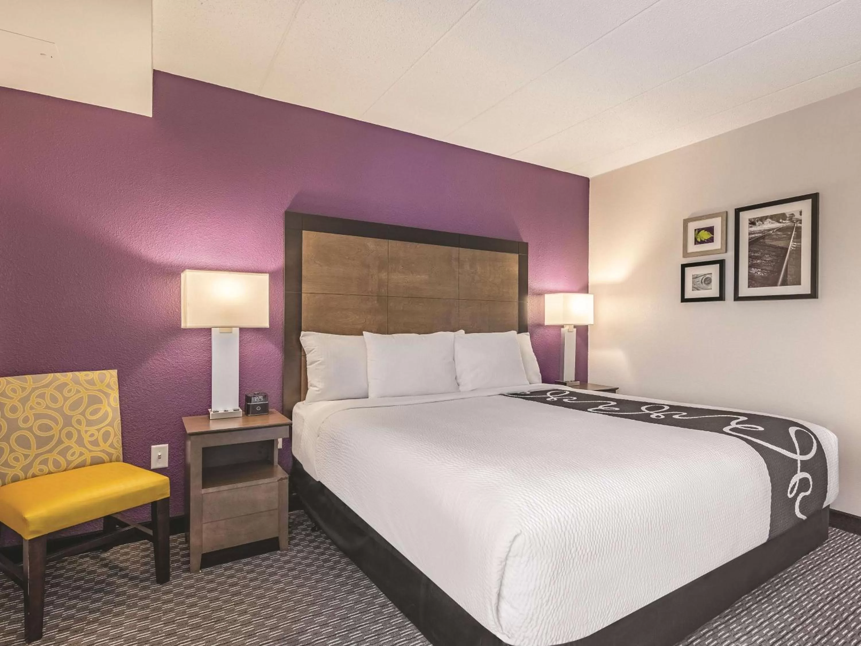 Photo of the whole room, Bed in La Quinta by Wyndham Salem NH