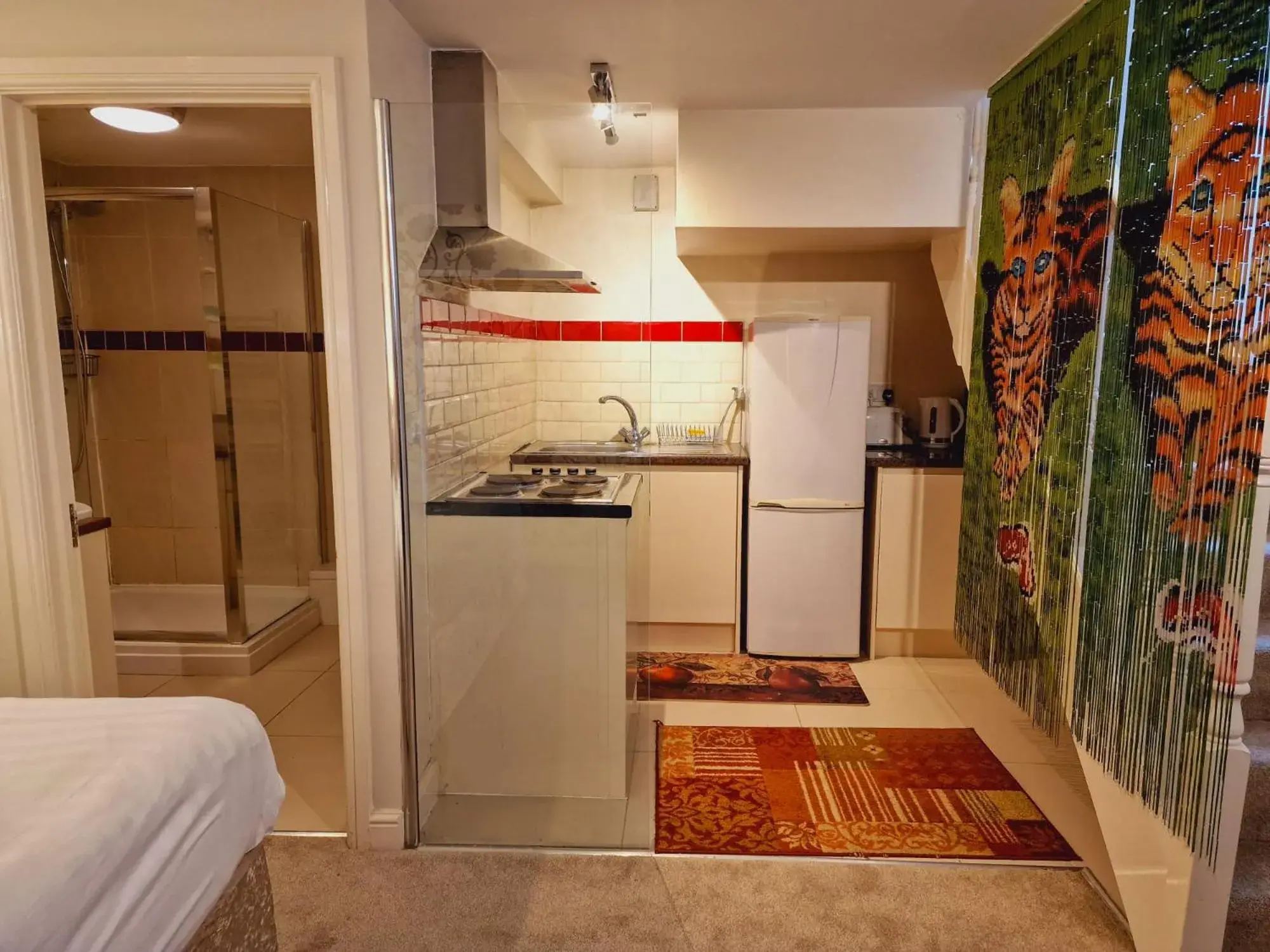 Kitchen or kitchenette, Kitchen/Kitchenette in Wentworth House - Free Parking