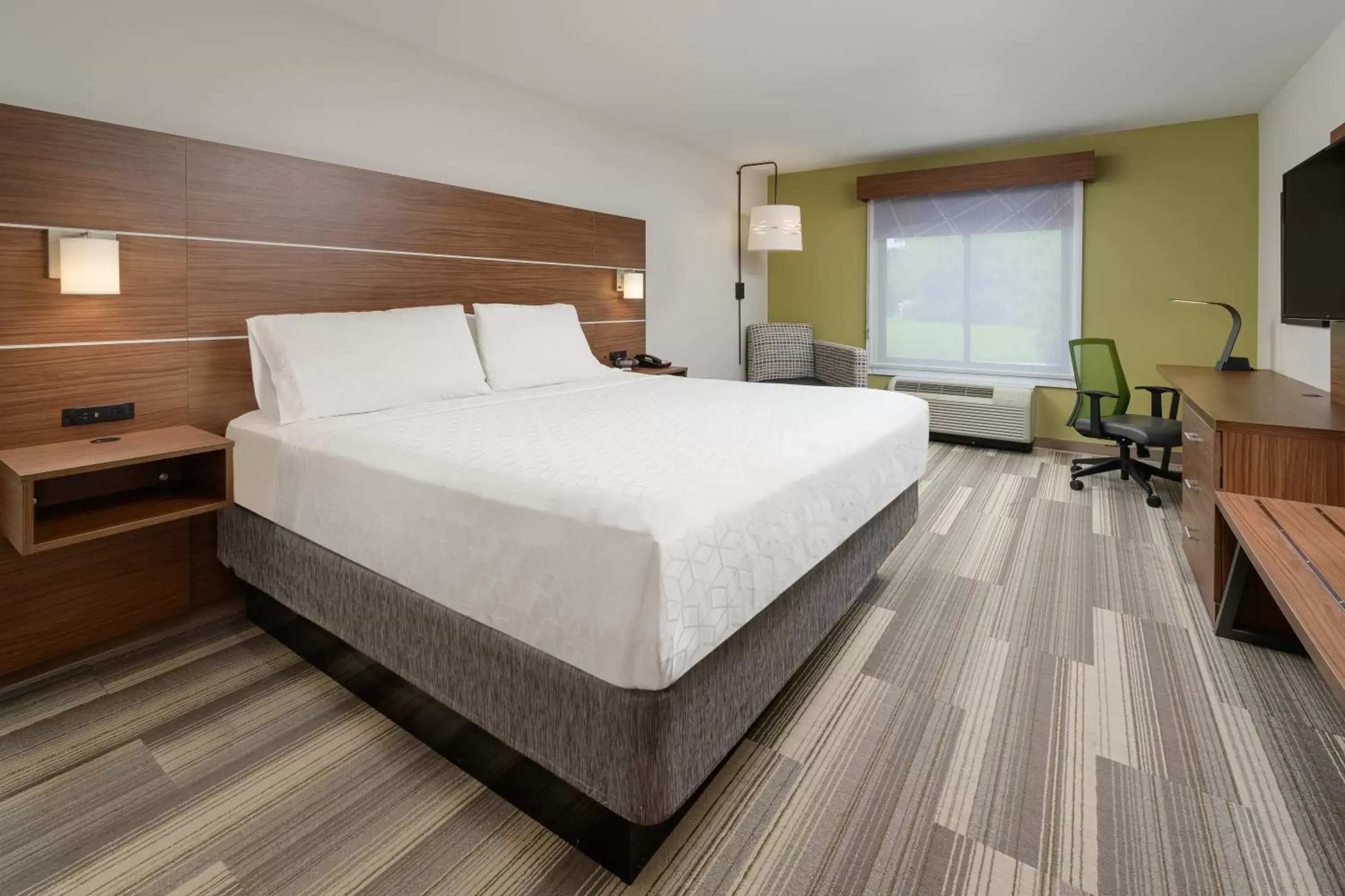 Photo of the whole room, Bed in Holiday Inn Express - Tullahoma, an IHG Hotel