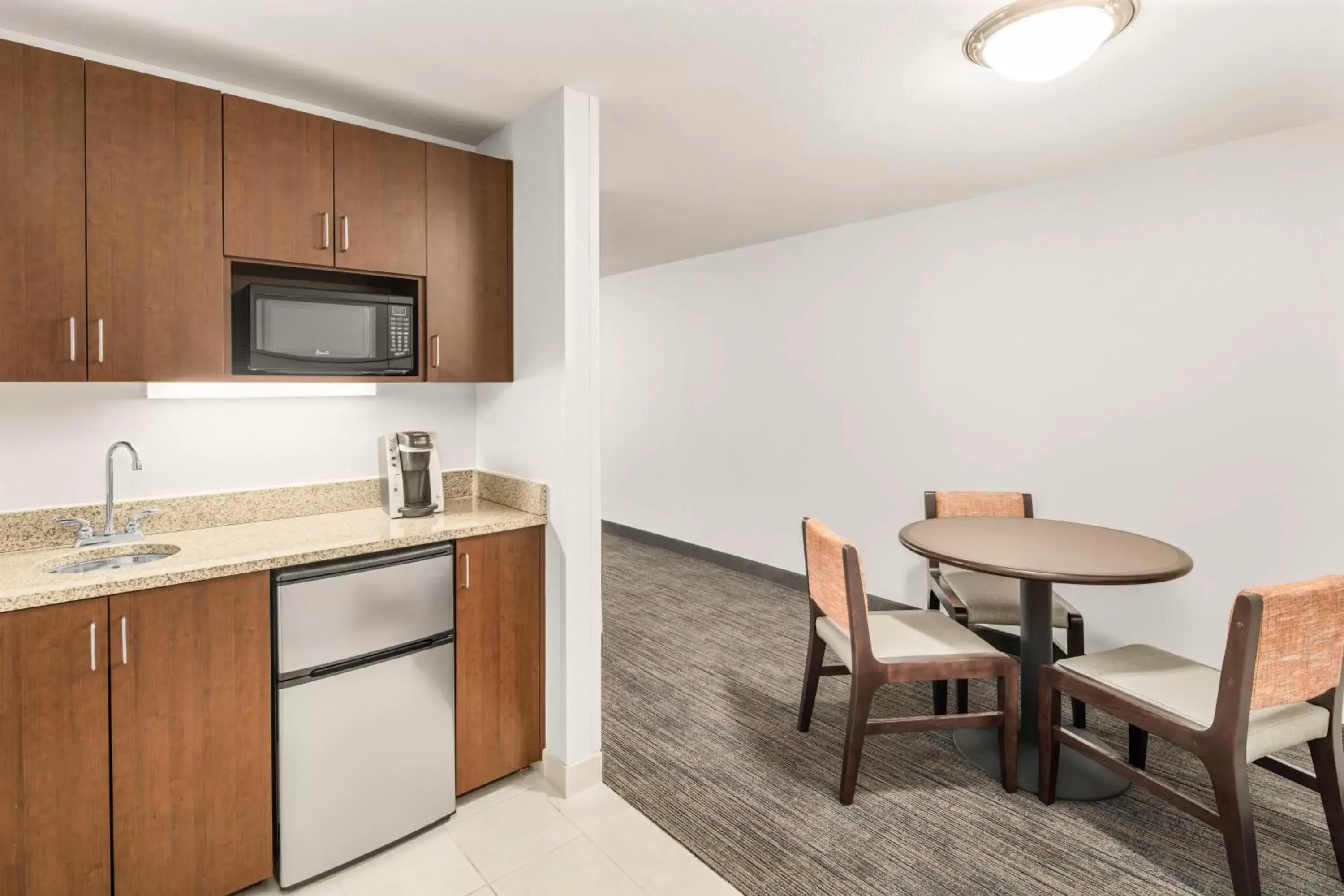 Photo of the whole room, Kitchen/Kitchenette in Holiday Inn Express & Suites Wilmington-Newark, an IHG Hotel