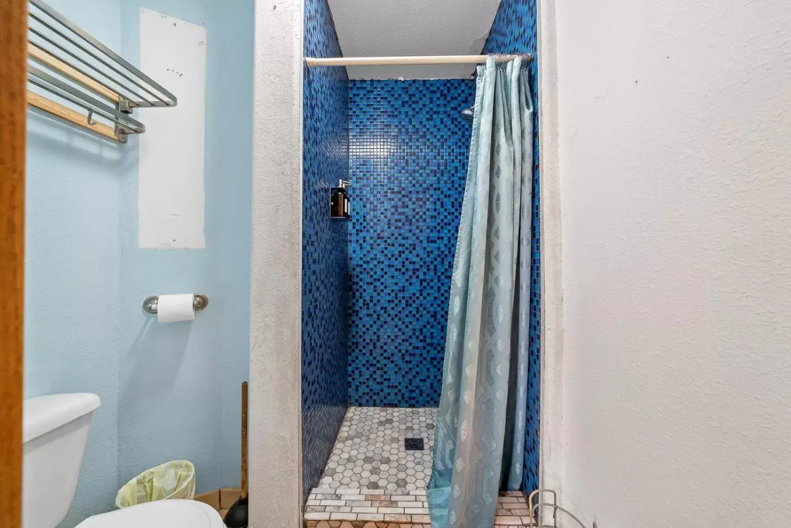 Bathroom in Qupqugiaq Inn