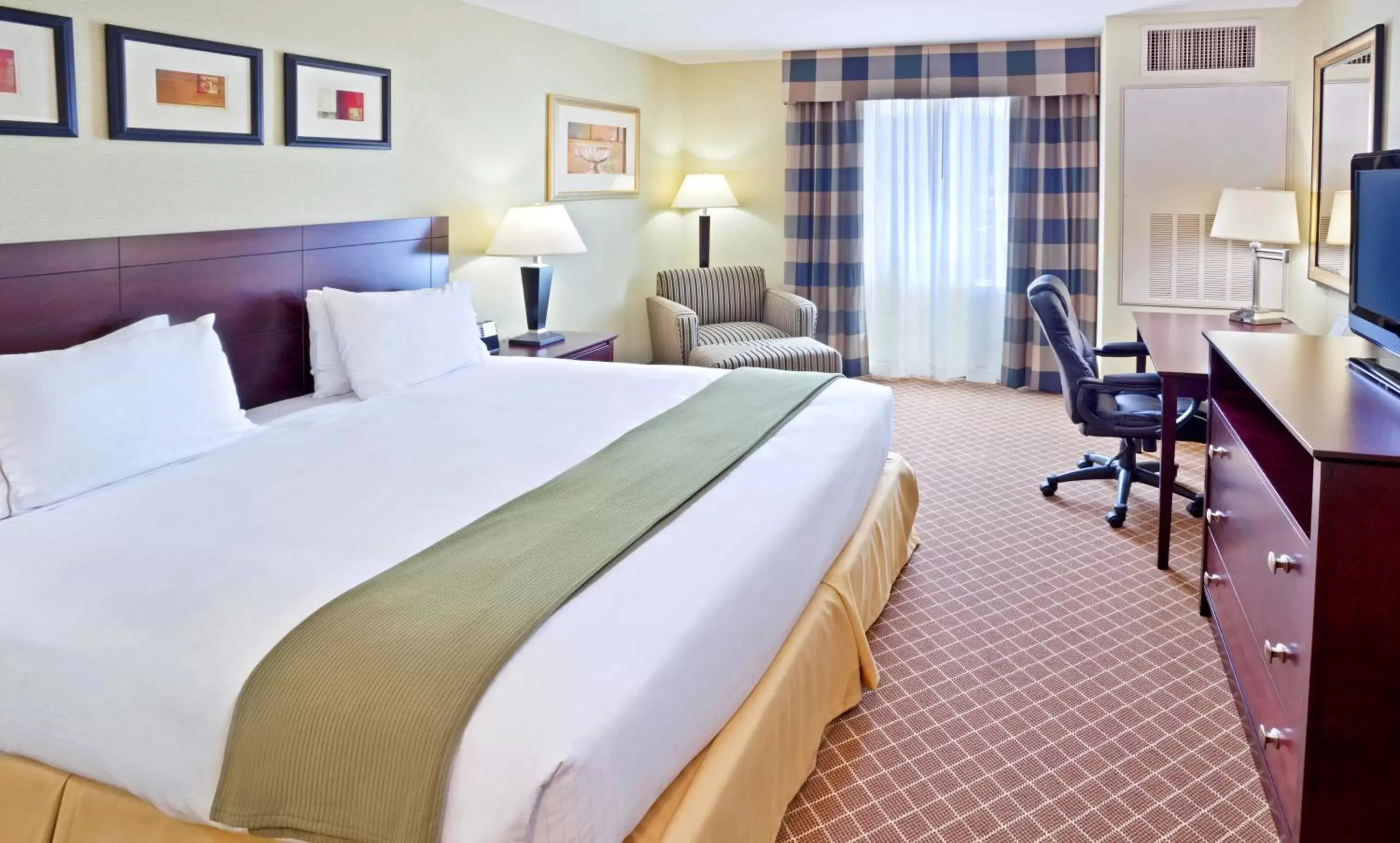 Photo of the whole room, Bed in Holiday Inn Express Hotel & Suites Chehalis - Centralia, an IHG Hotel