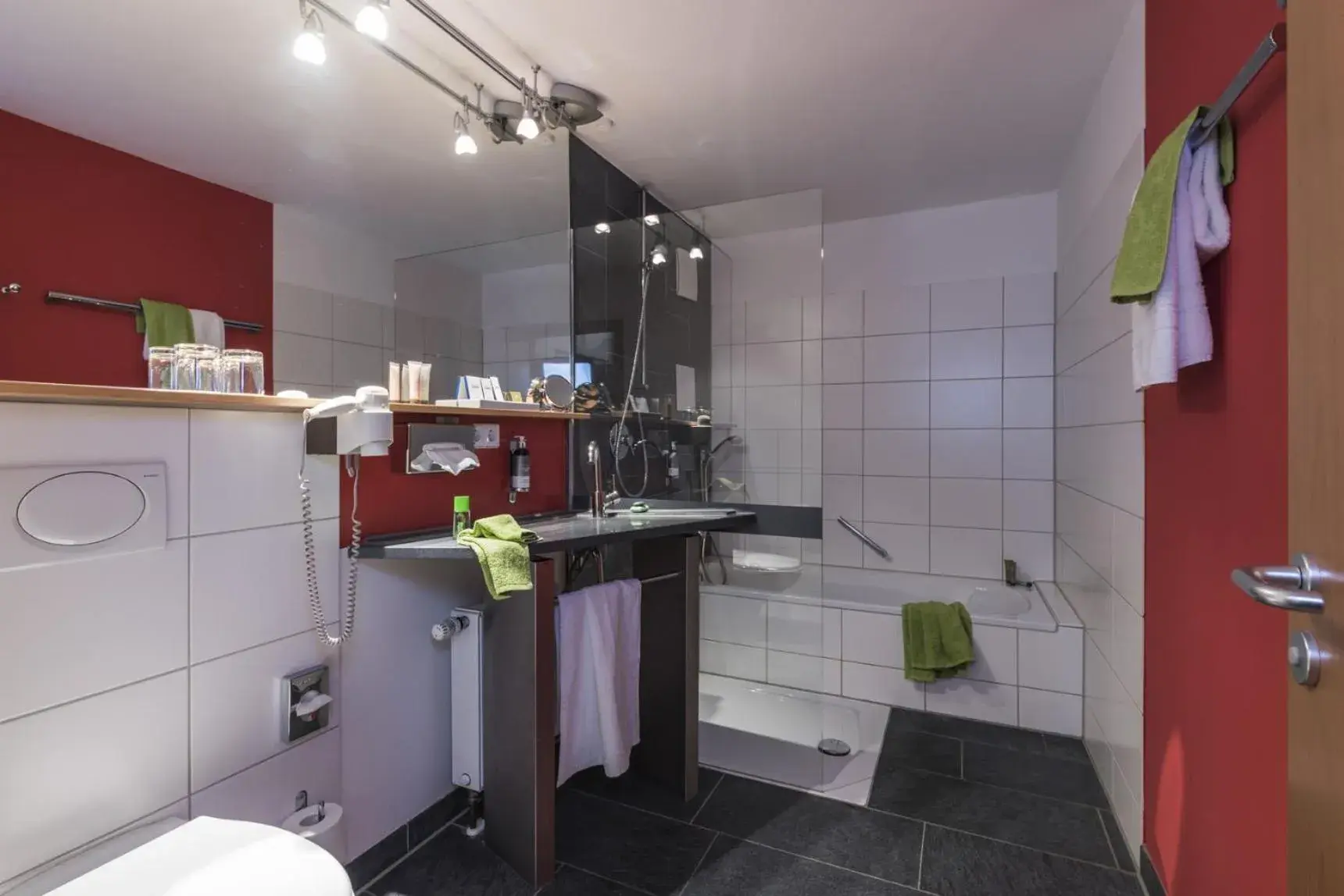 Bathroom, Kitchen/Kitchenette in Hotel Berlin