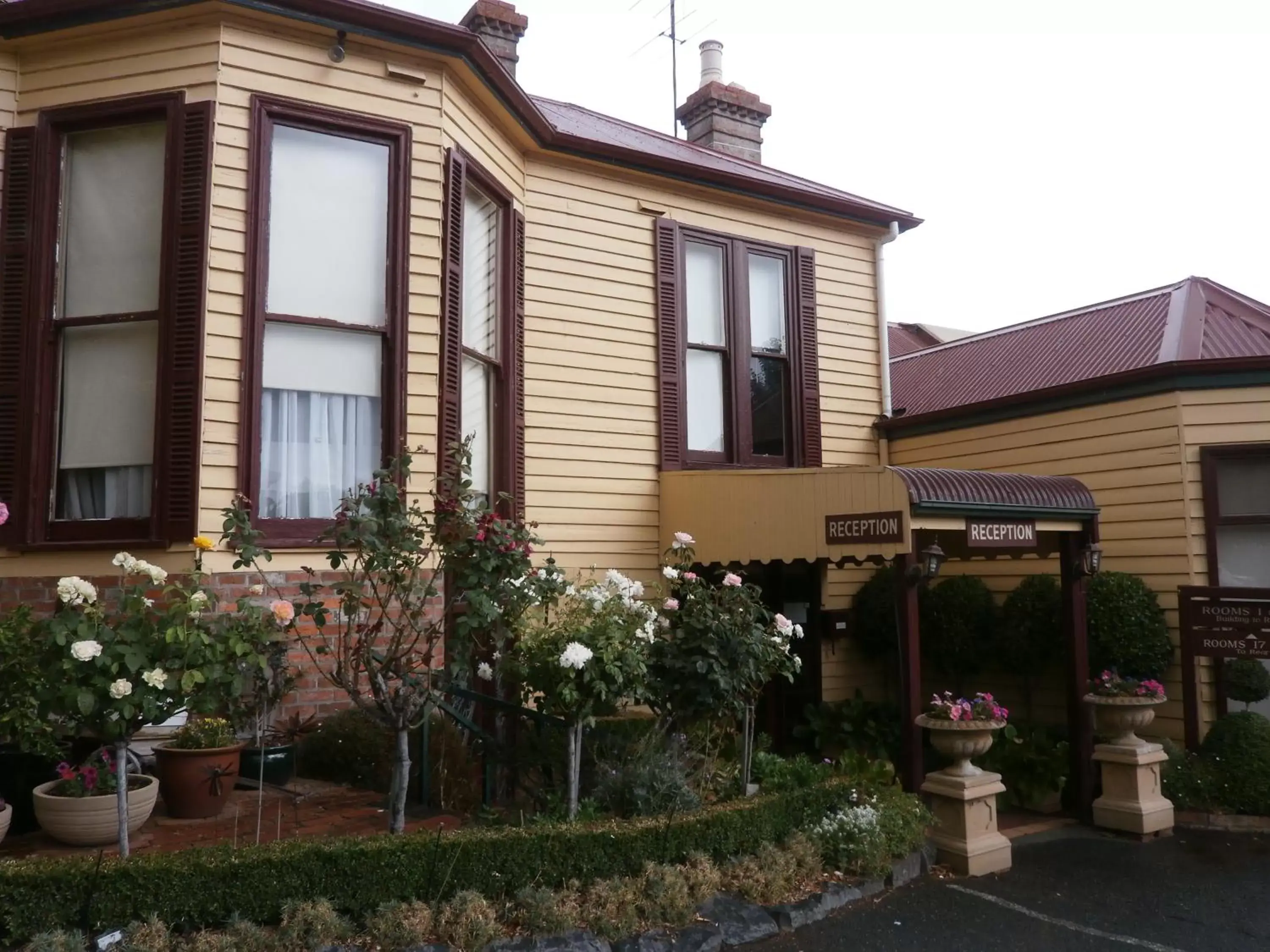 Facade/entrance, Property Building in Central Springs Inn