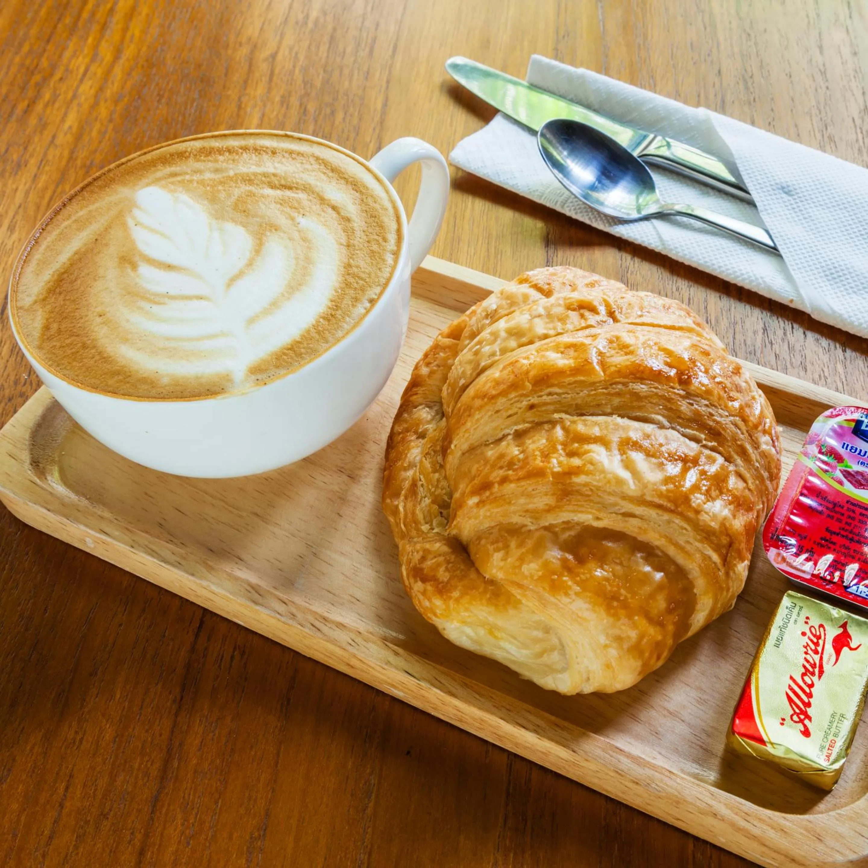 Food and drinks in At Hua Lamphong Hotel