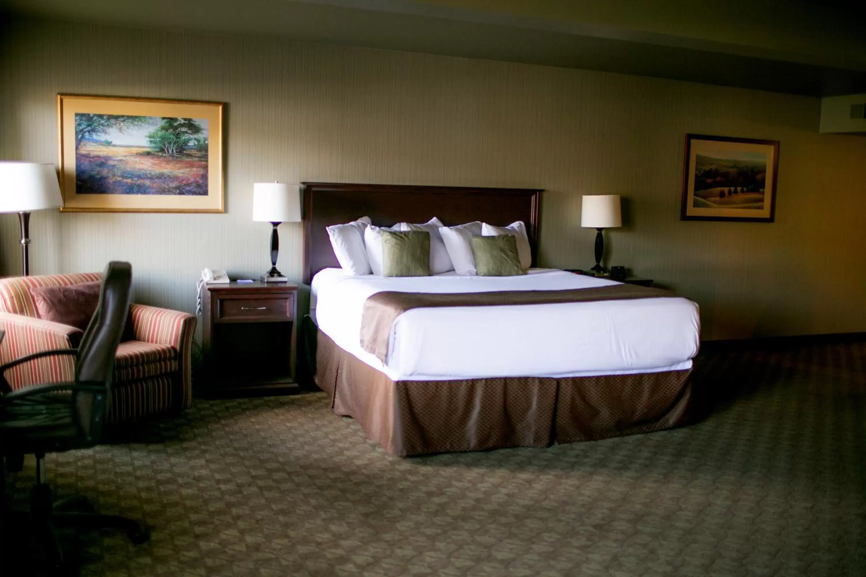 Bed in Seaport Inn & Suites