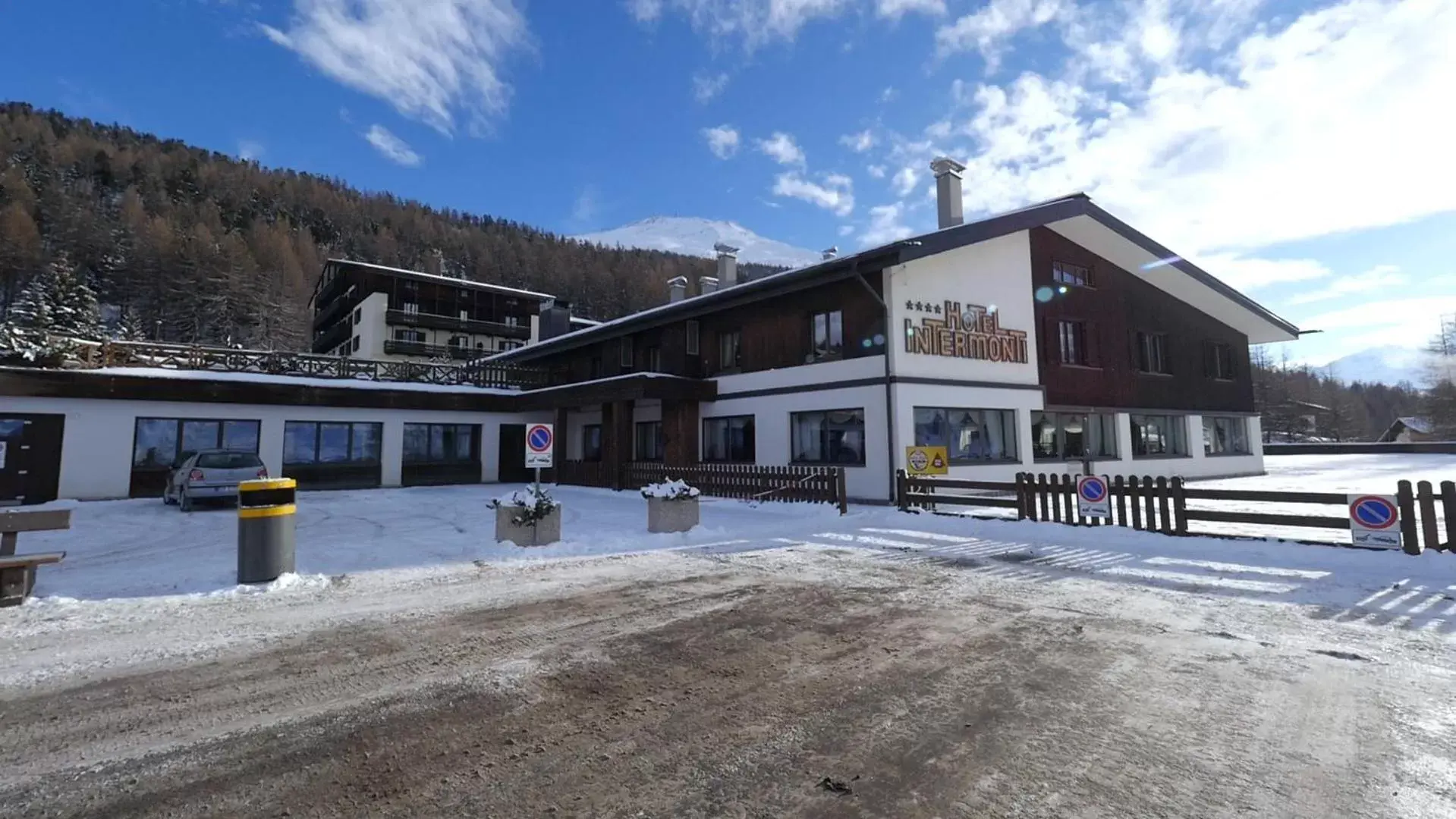 Facade/entrance, Winter in Hotel Intermonti