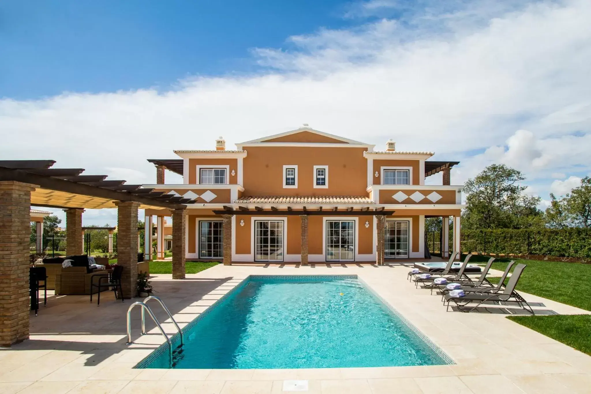 Property building in Colina da Lapa & Villas Property building in Colina da Lapa & Villas