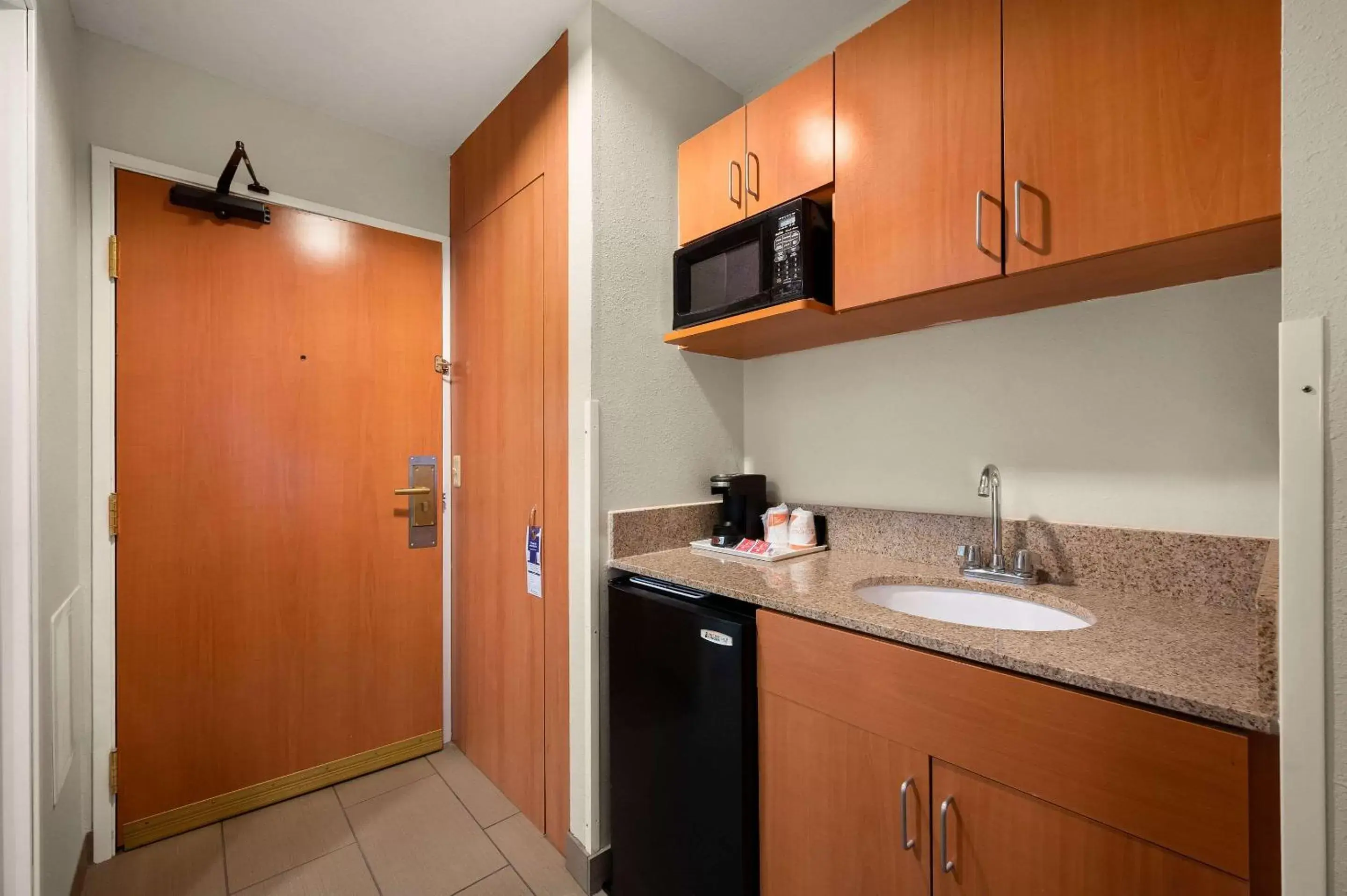 Bedroom, Kitchen/Kitchenette in Comfort Inn & Suites Fenton