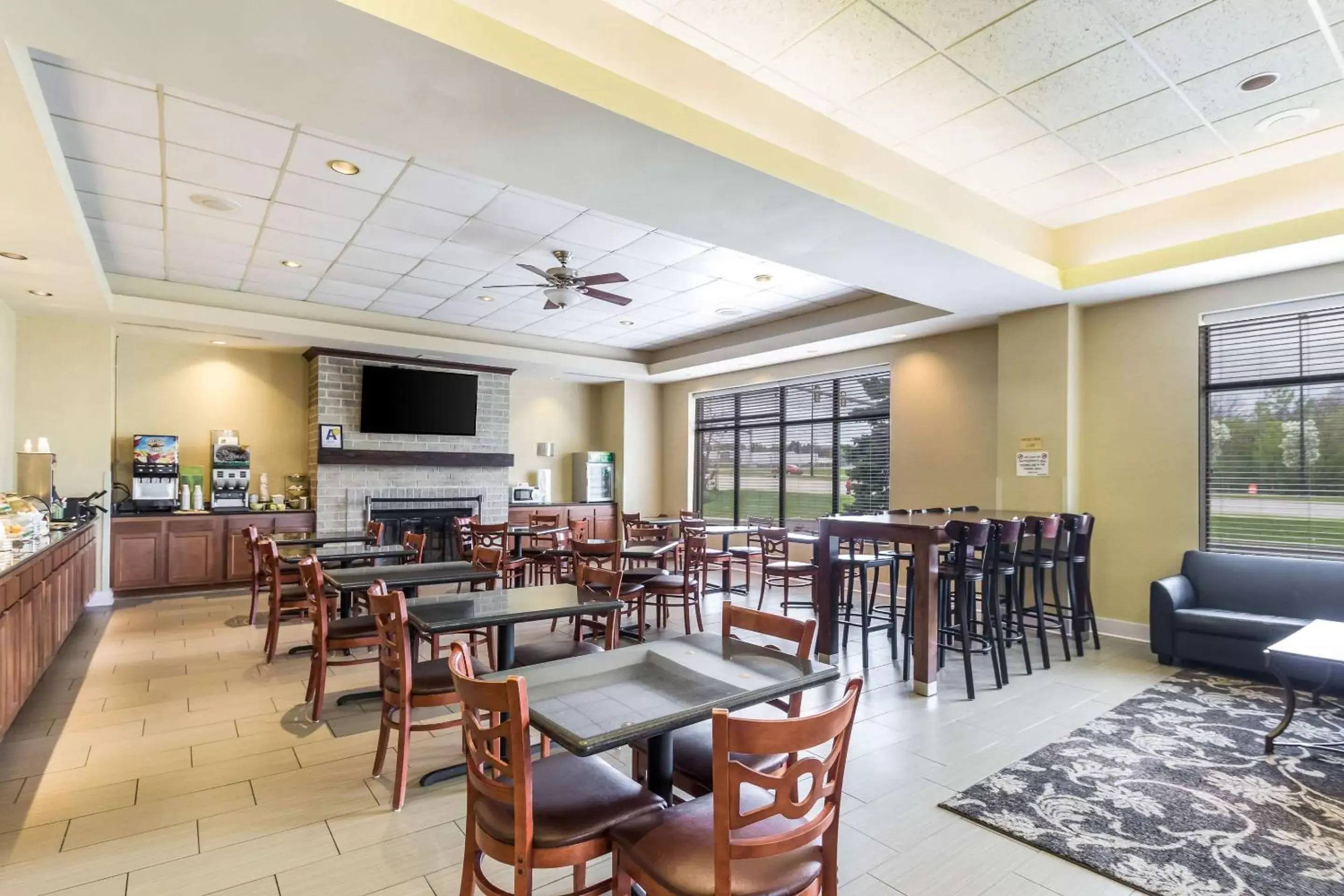 Restaurant/Places to Eat in Quality Suites Milwaukee Airport