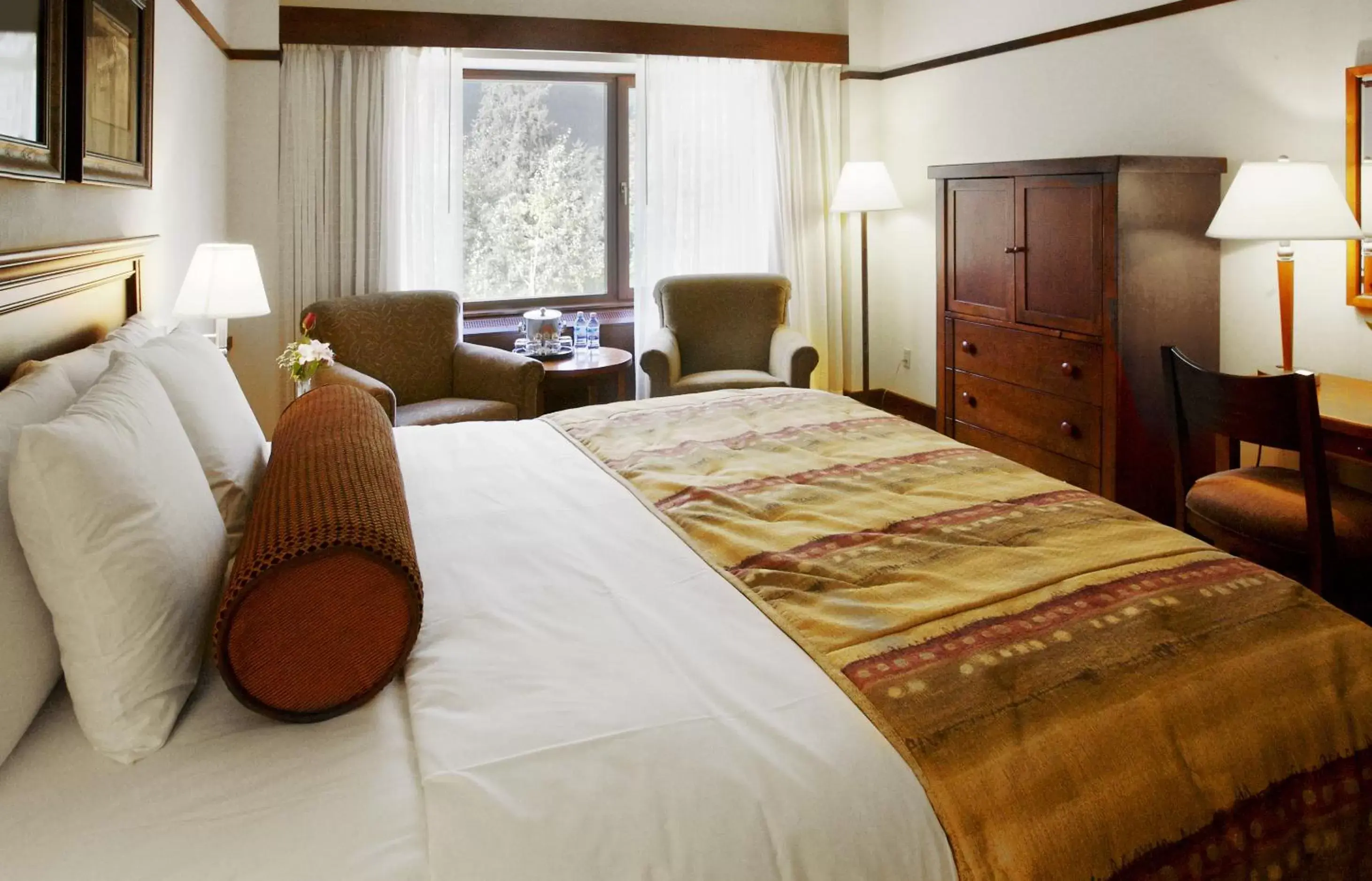 Photo of the whole room, Bed in Alyeska Resort