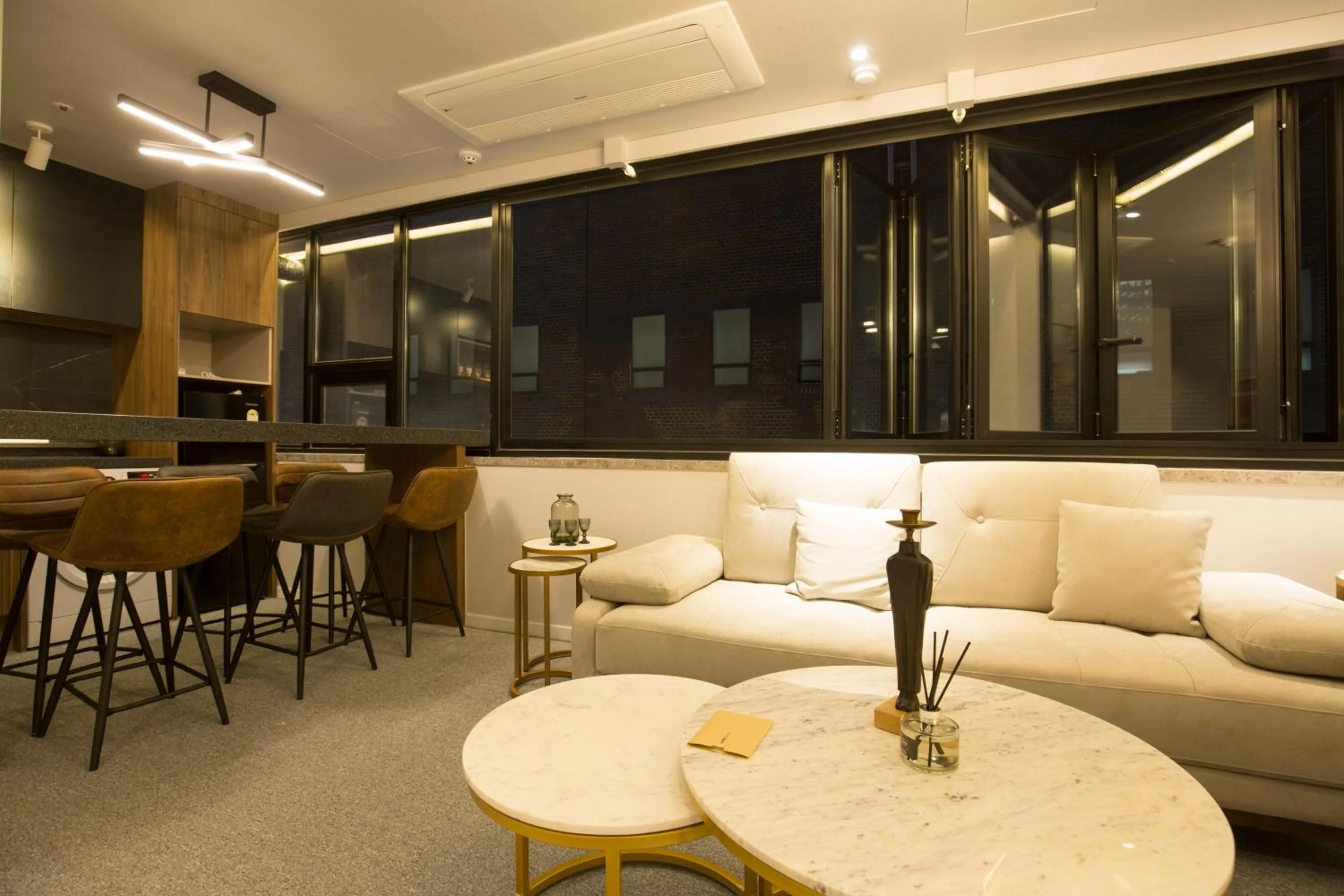 Living room, Lounge/Bar in UH Suite The Jongno