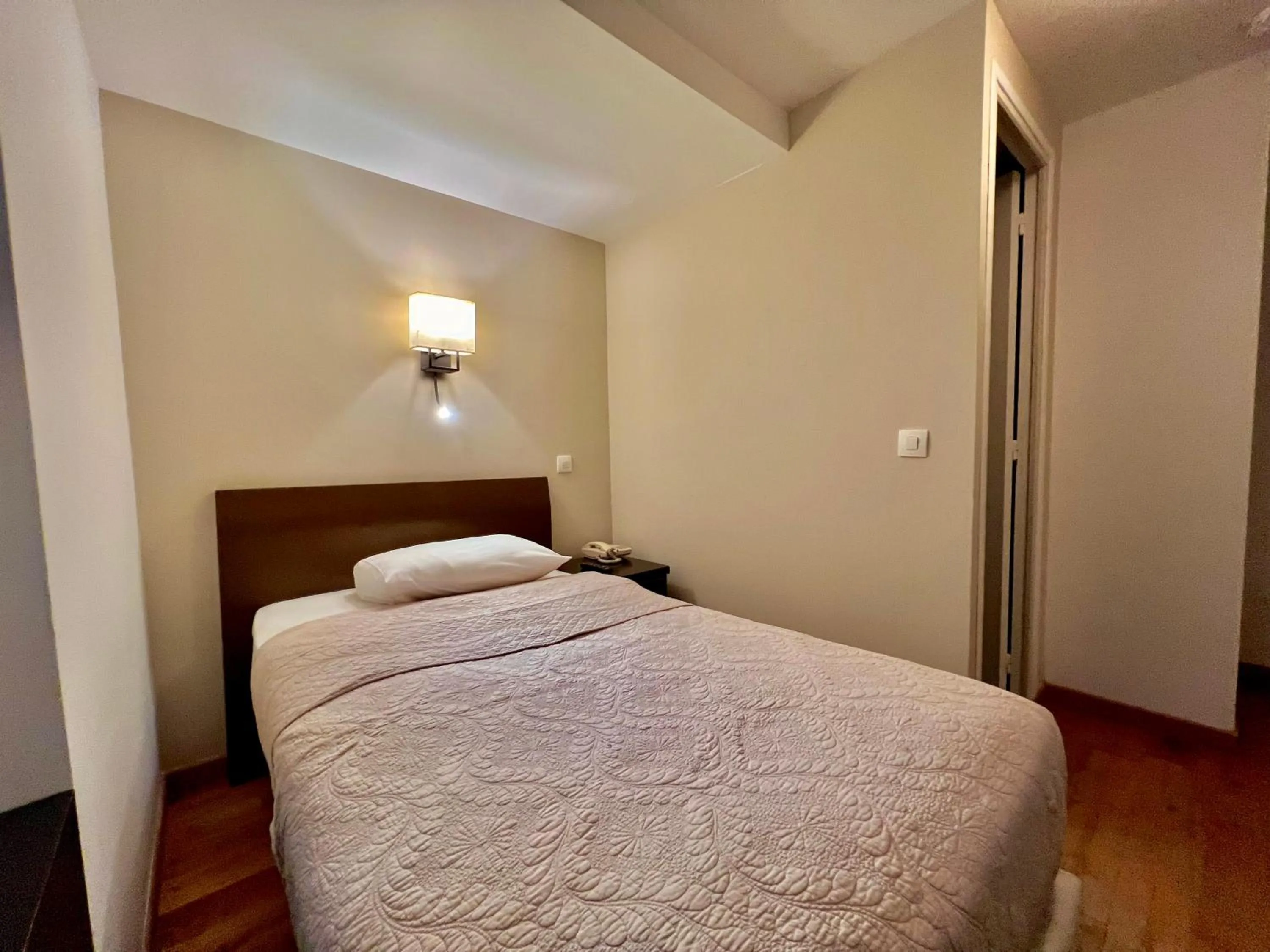 Bed in Hôtel Belle Fontainebleau