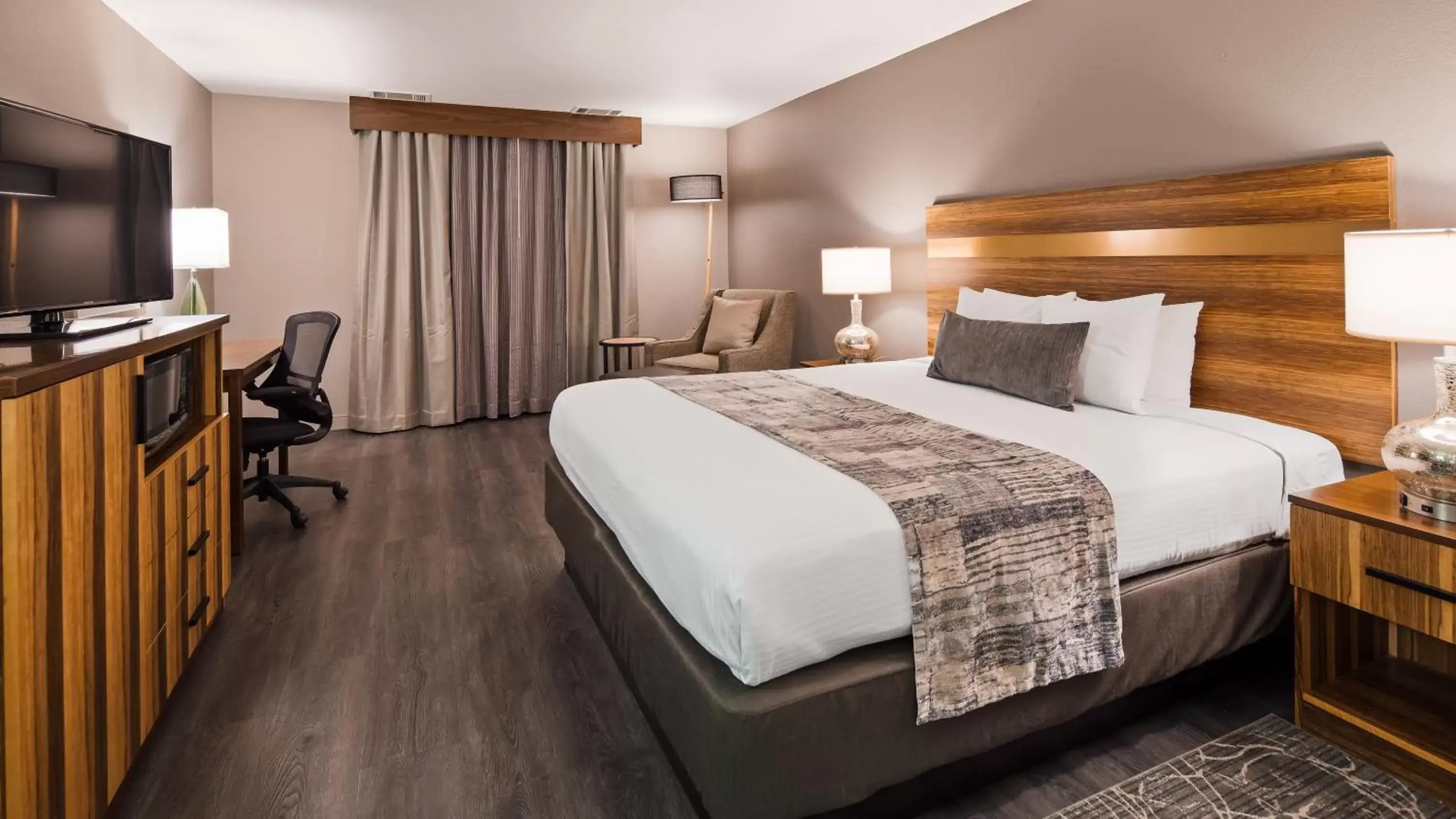 Bed in Best Western Cedar Inn & Suites