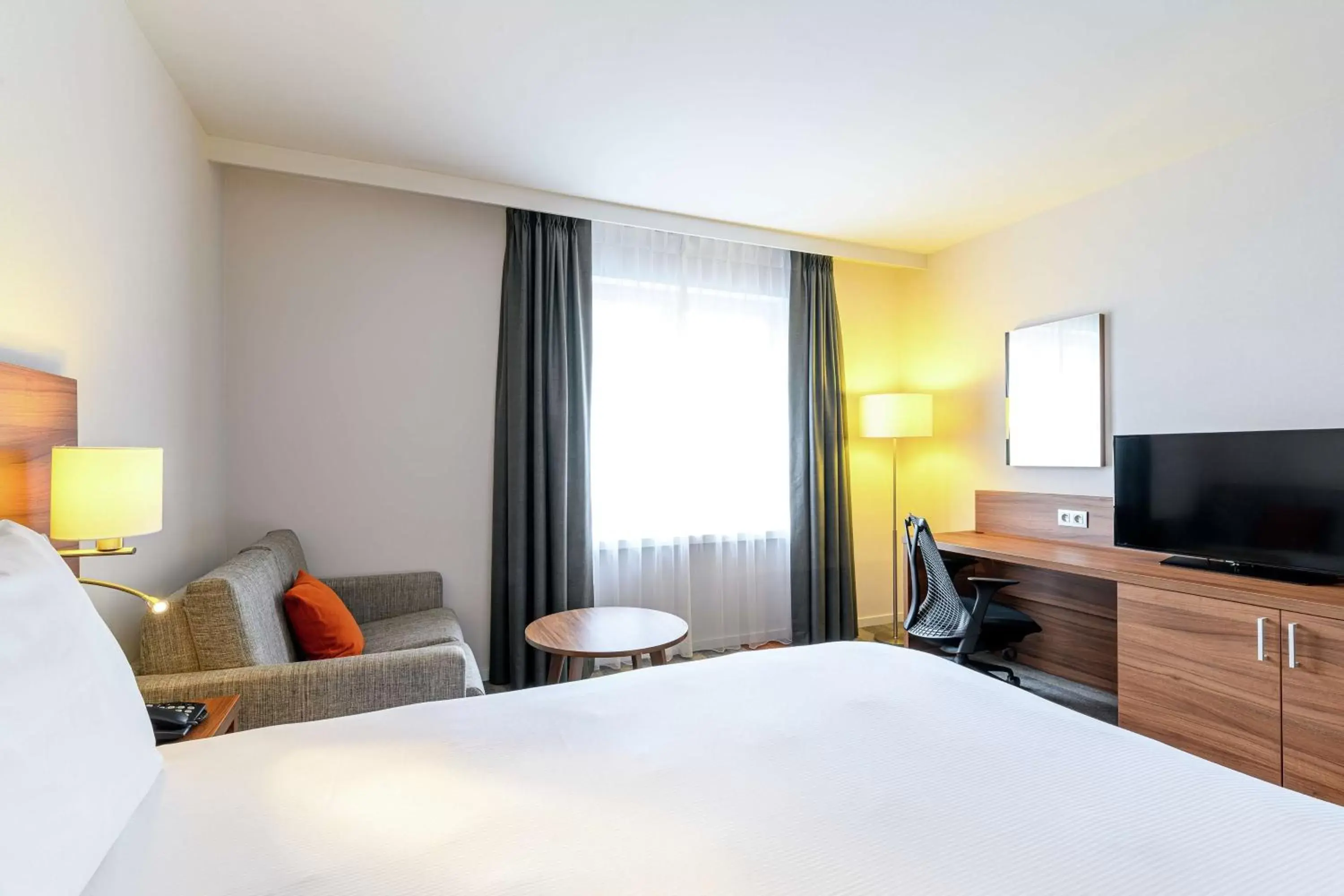 Bedroom, Bed in Hilton Garden Inn Brussels City Centre