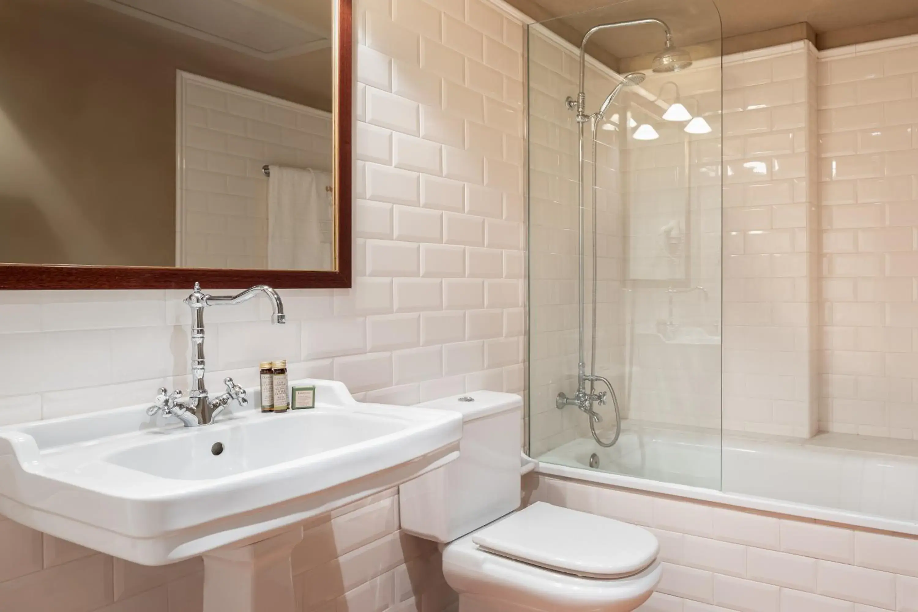 Toilet, Bathroom in Bremon Boutique Hotel by Duquesa Hotels Collection