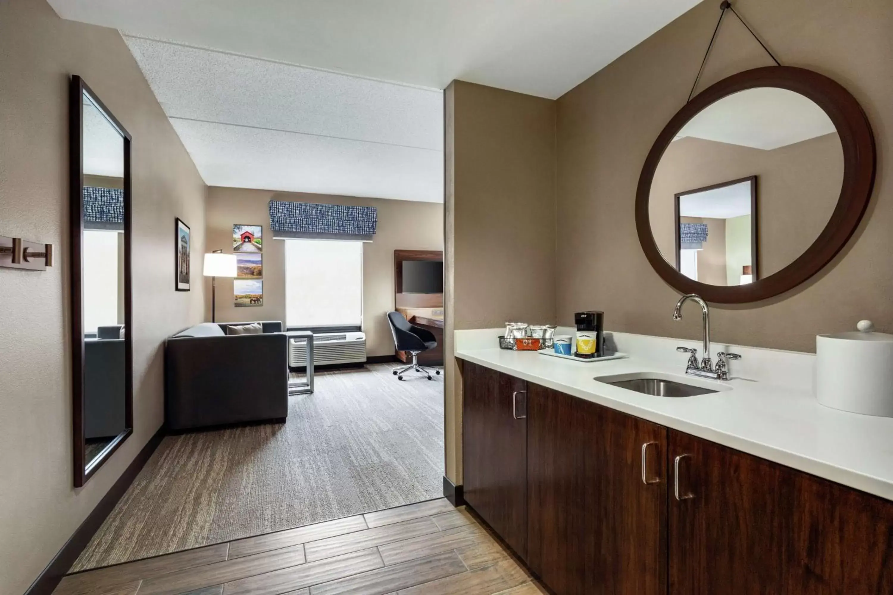 Photo of the whole room, Kitchen/Kitchenette in Hampton Inn & Suites Frederick/Fort Detrick