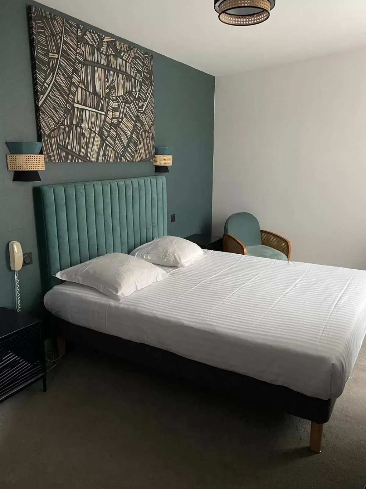 Bedroom, Bed in The Originals Boutique, Hôtel La Colonne de Bronze, Saint-Valéry-sur-Somme (Inter-Hotel)