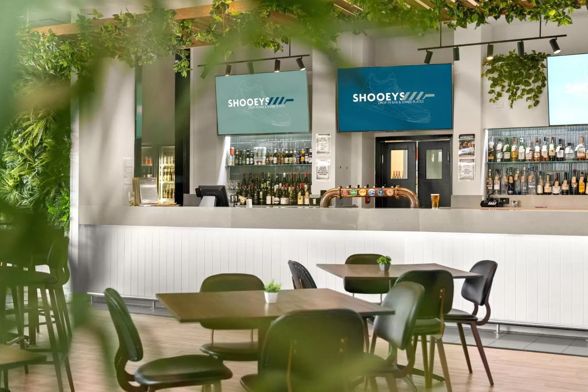 Lounge or bar, Lounge/Bar in Crowne Plaza Surfers Paradise, an IHG Hotel