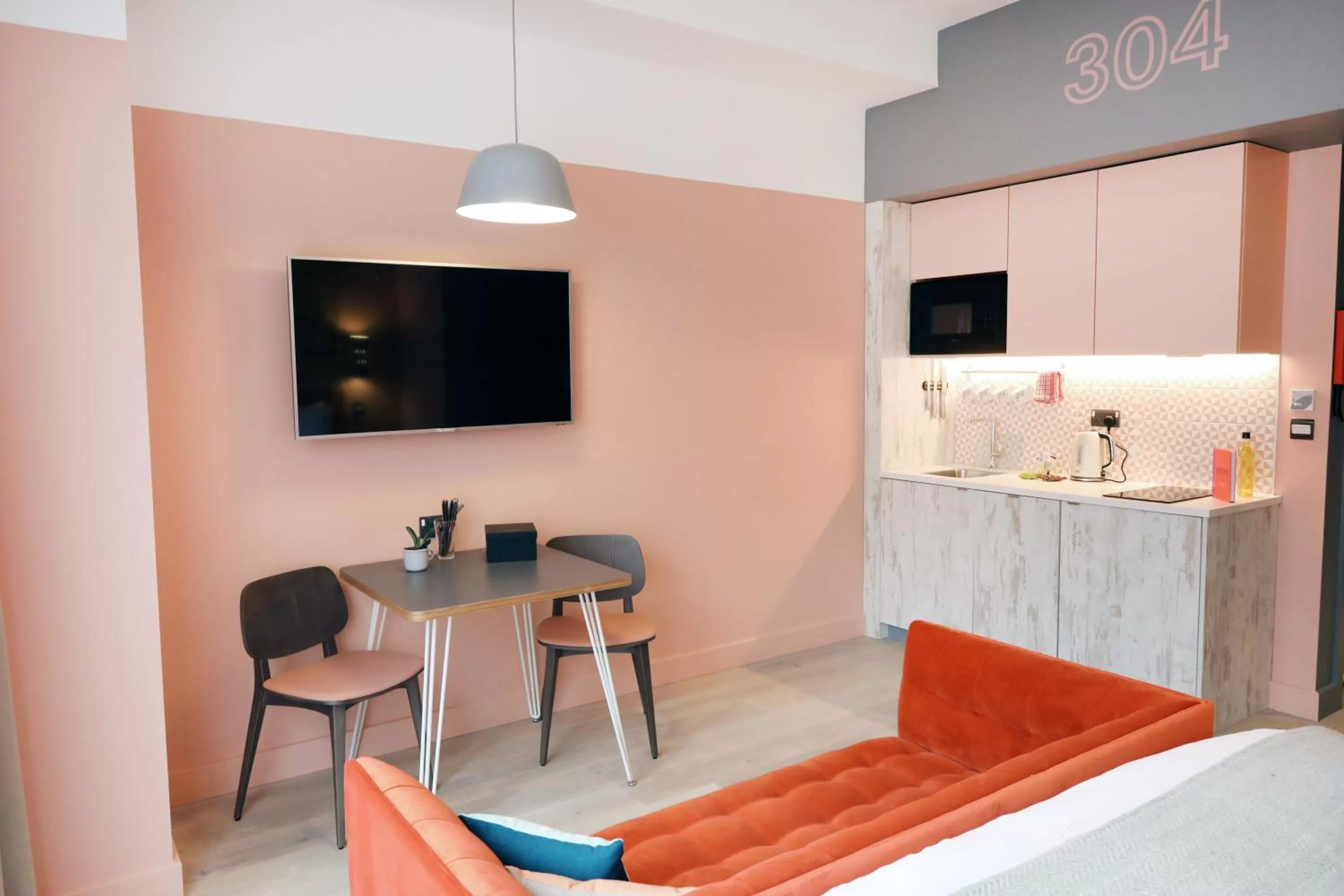 Kitchen or kitchenette in room2 Southampton Hometel